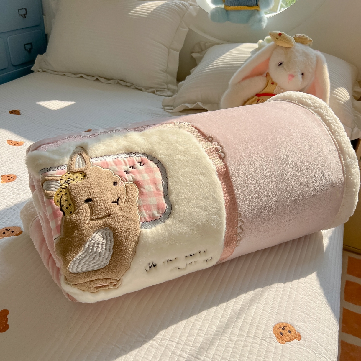 91家纺网 家纺一手货源 找家纺 子钦家纺 2025新款秋冬加厚牛奶绒羊羔绒卡通贴布绣包边毛毯（第二波） 睡觉兔-奶油粉