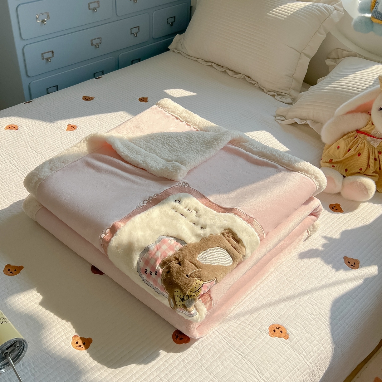 91家纺网 家纺一手货源 找家纺 子钦家纺 2025新款秋冬加厚牛奶绒羊羔绒卡通贴布绣包边毛毯（第二波） 睡觉兔-奶油粉