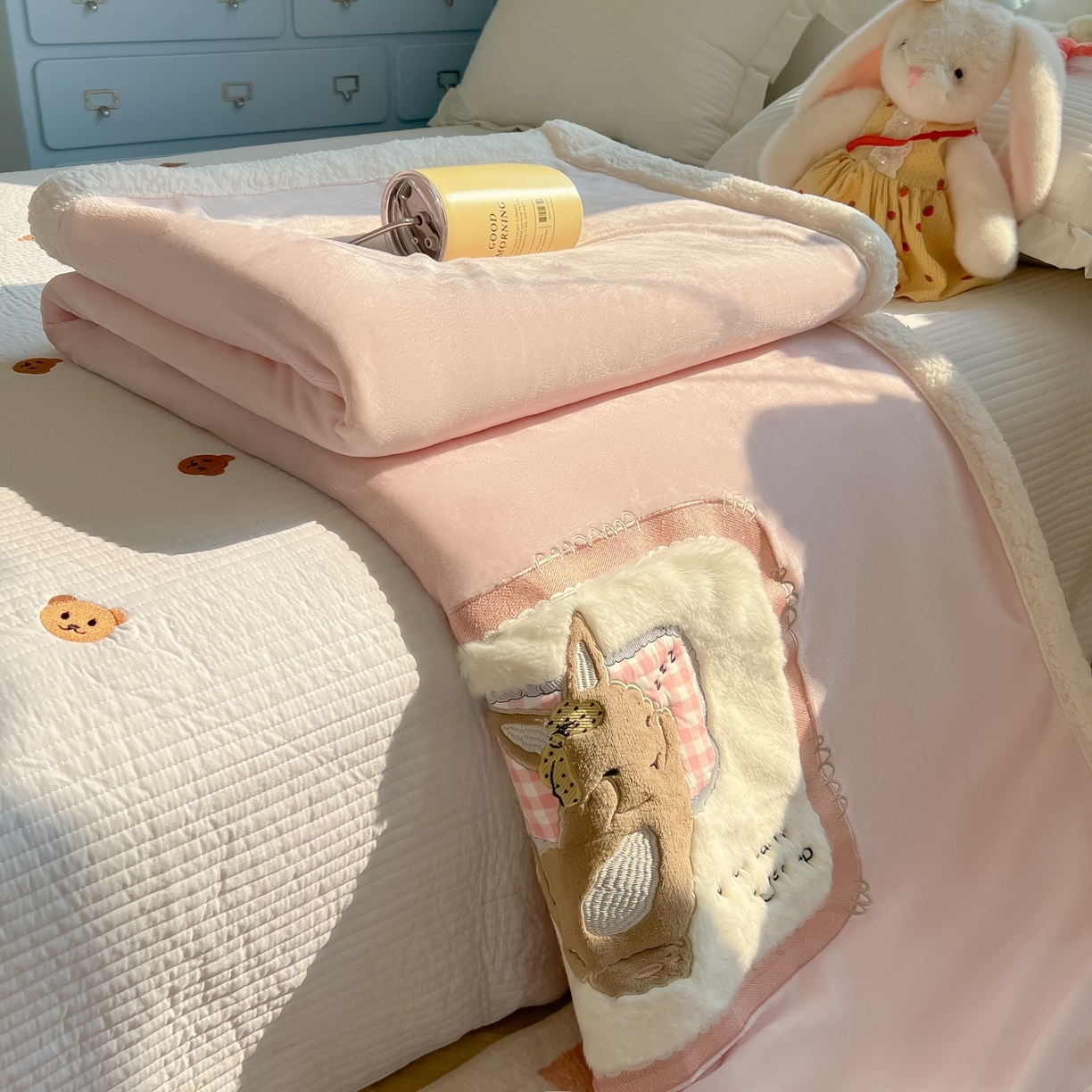 91家纺网 家纺一手货源 找家纺 子钦家纺 2025新款秋冬加厚牛奶绒羊羔绒卡通贴布绣包边毛毯（第二波） 睡觉兔-奶油粉