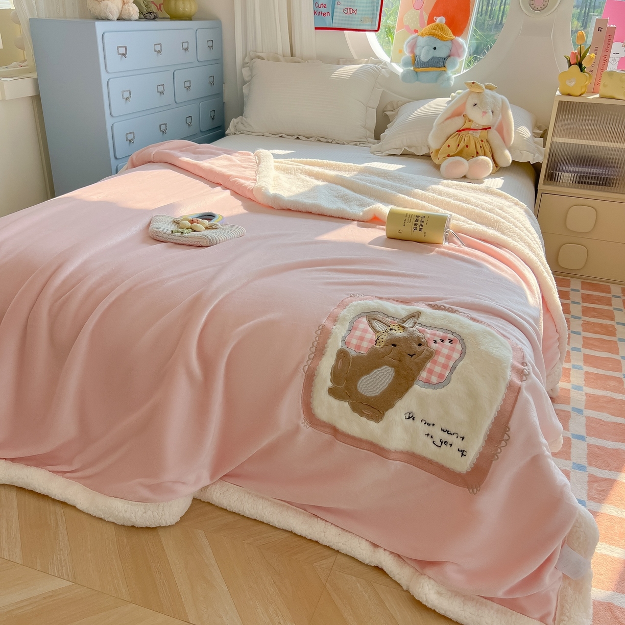 91家纺网 家纺一手货源 找家纺 子钦家纺 2025新款秋冬加厚牛奶绒羊羔绒卡通贴布绣包边毛毯（第二波） 睡觉兔-奶油粉