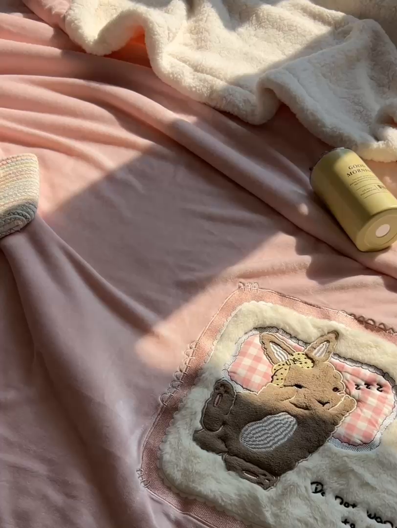 91家纺网 家纺一手货源 找家纺 子钦家纺 2025新款秋冬加厚牛奶绒羊羔绒卡通贴布绣包边毛毯（第二波） 睡觉兔-奶油粉