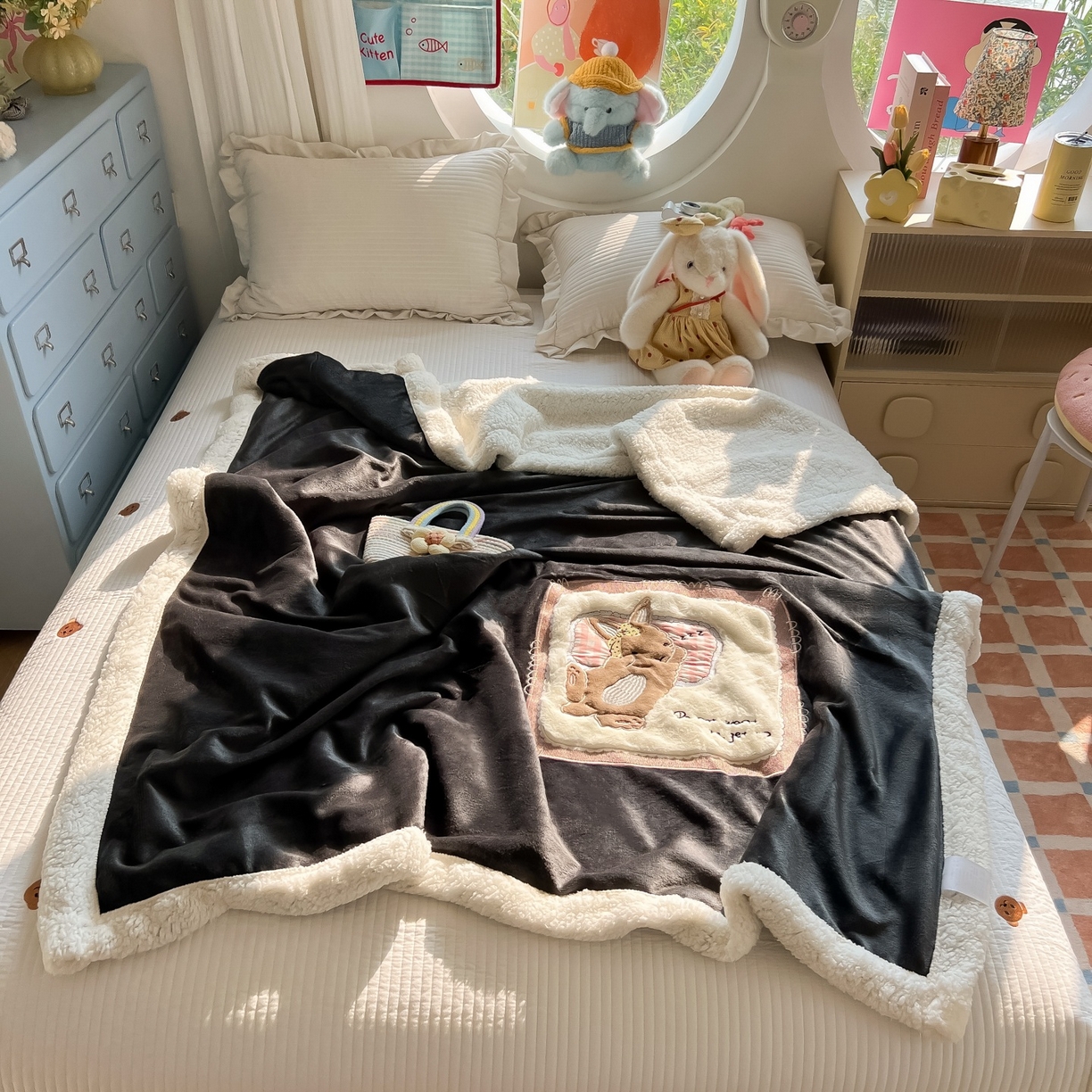 91家纺网 家纺一手货源 找家纺 子钦家纺 2025新款秋冬加厚牛奶绒羊羔绒卡通贴布绣包边毛毯（第二波） 睡觉兔-深灰