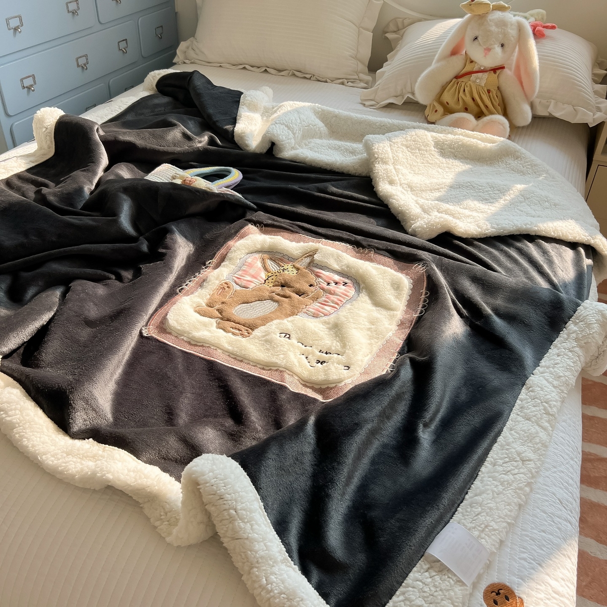 91家纺网 家纺一手货源 找家纺 子钦家纺 2025新款秋冬加厚牛奶绒羊羔绒卡通贴布绣包边毛毯（第二波） 睡觉兔-深灰