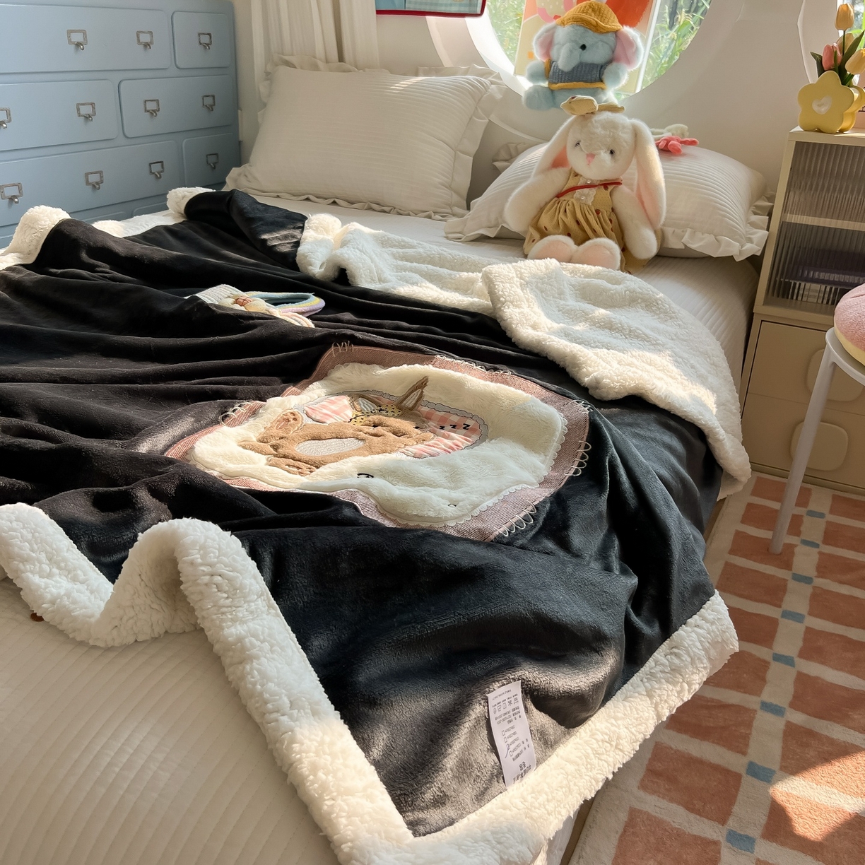 91家纺网 家纺一手货源 找家纺 子钦家纺 2025新款秋冬加厚牛奶绒羊羔绒卡通贴布绣包边毛毯（第二波） 睡觉兔-深灰