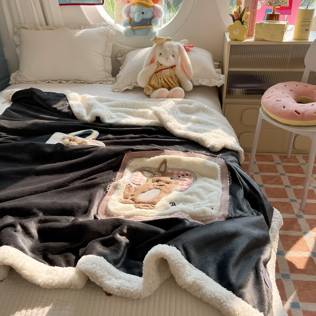 91家纺网 家纺一手货源 找家纺 子钦家纺 2025新款秋冬加厚牛奶绒羊羔绒卡通贴布绣包边毛毯（第二波） 睡觉兔-深灰