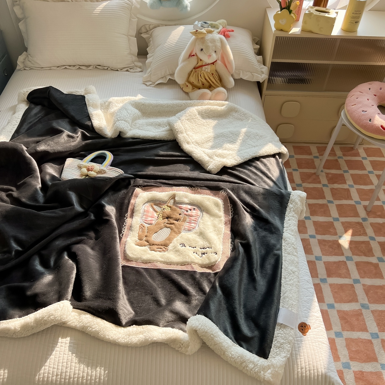 91家纺网 家纺一手货源 找家纺 子钦家纺 2025新款秋冬加厚牛奶绒羊羔绒卡通贴布绣包边毛毯（第二波） 睡觉兔-深灰