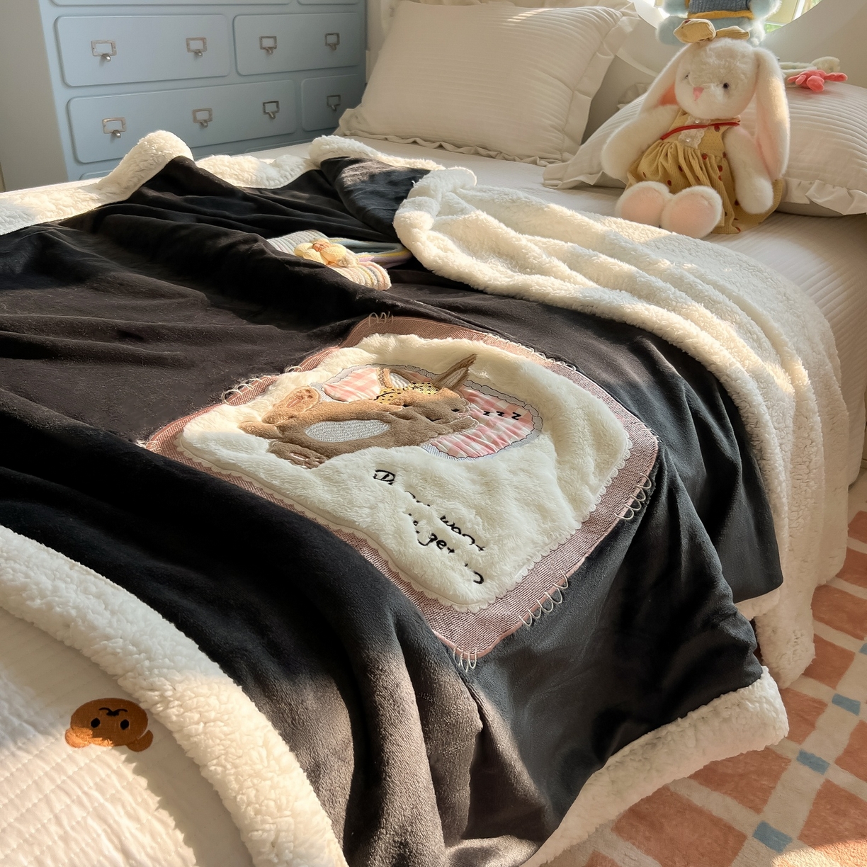 91家纺网 家纺一手货源 找家纺 子钦家纺 2025新款秋冬加厚牛奶绒羊羔绒卡通贴布绣包边毛毯（第二波） 睡觉兔-深灰