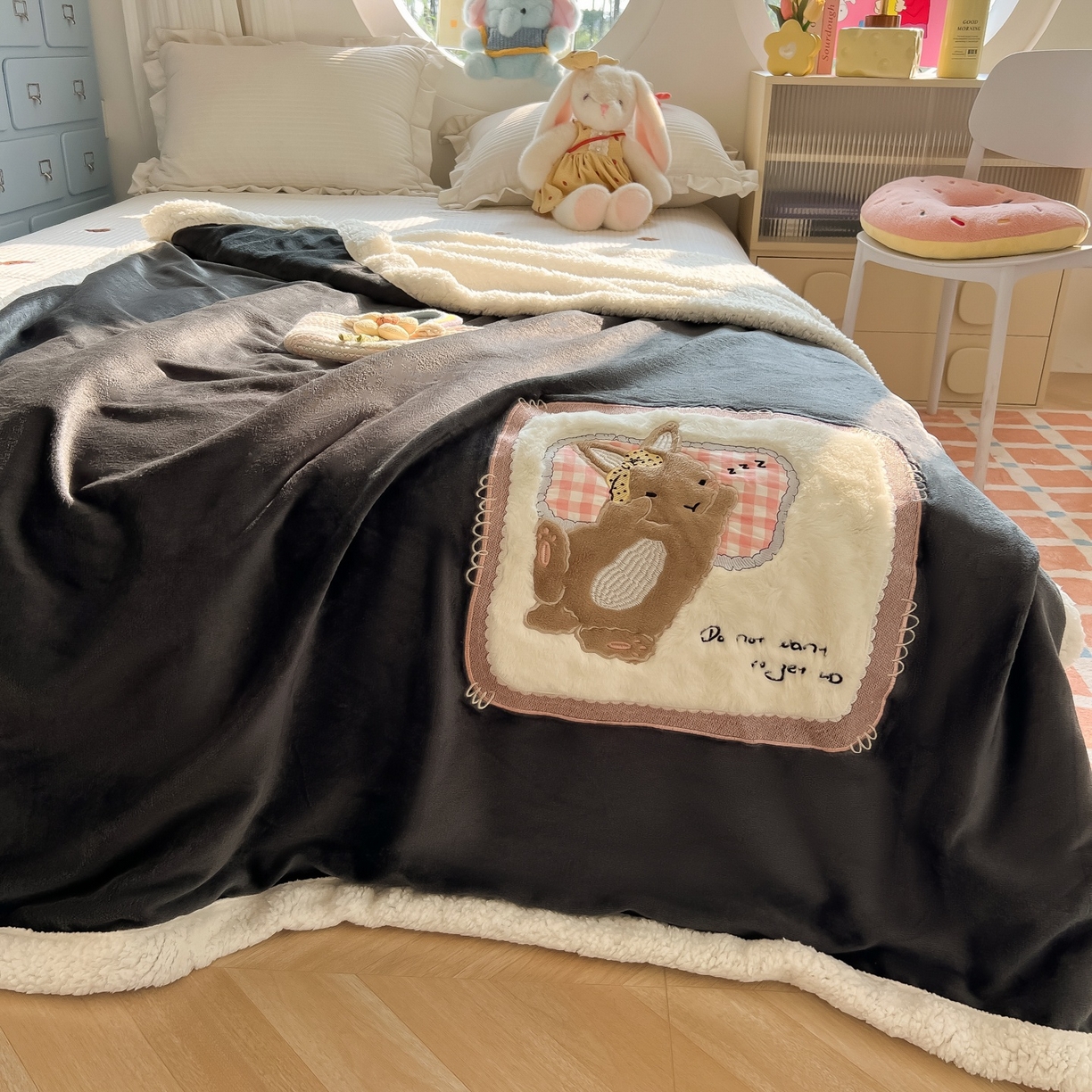 91家纺网 家纺一手货源 找家纺 子钦家纺 2025新款秋冬加厚牛奶绒羊羔绒卡通贴布绣包边毛毯（第二波） 睡觉兔-深灰