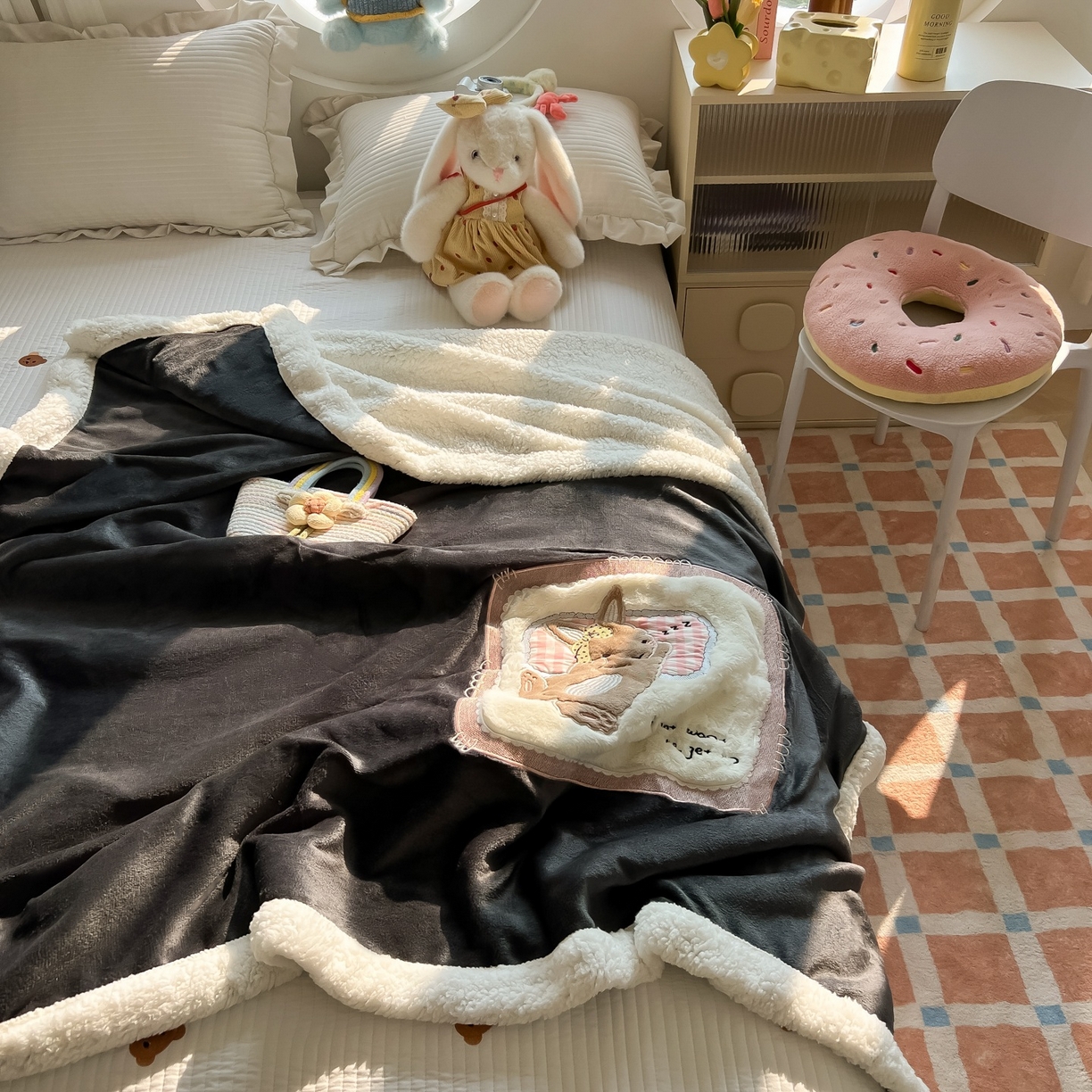 91家纺网 家纺一手货源 找家纺 子钦家纺 2025新款秋冬加厚牛奶绒羊羔绒卡通贴布绣包边毛毯（第二波） 睡觉兔-深灰