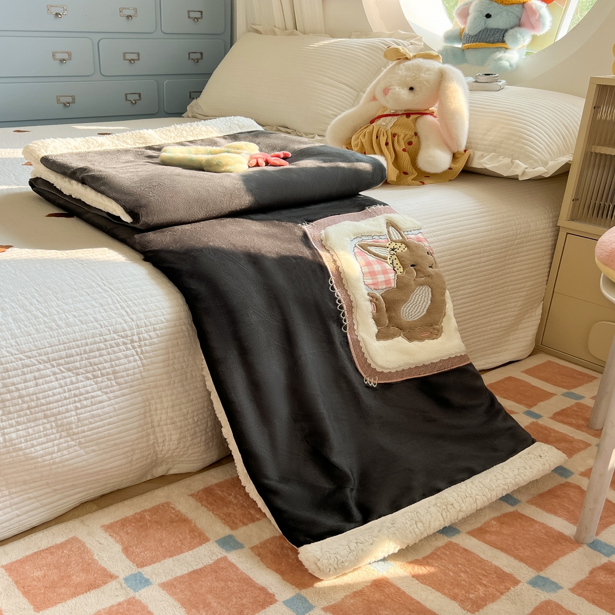 91家纺网 家纺一手货源 找家纺 子钦家纺 2025新款秋冬加厚牛奶绒羊羔绒卡通贴布绣包边毛毯（第二波） 睡觉兔-深灰