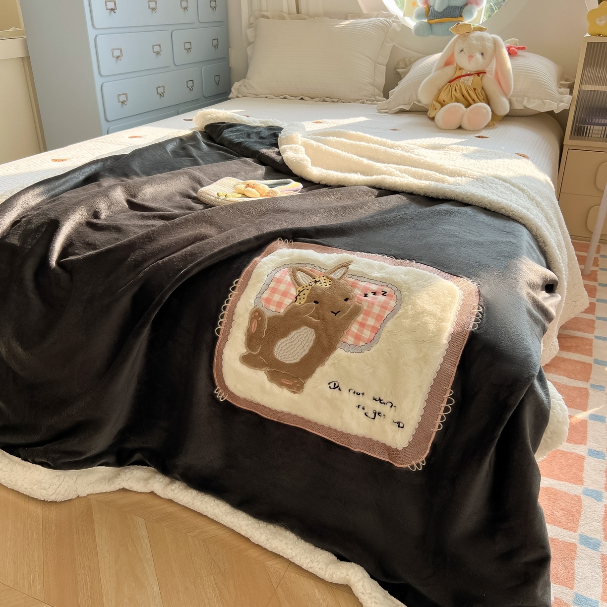 91家纺网 家纺一手货源 找家纺 子钦家纺 2025新款秋冬加厚牛奶绒羊羔绒卡通贴布绣包边毛毯（第二波） 睡觉兔-深灰