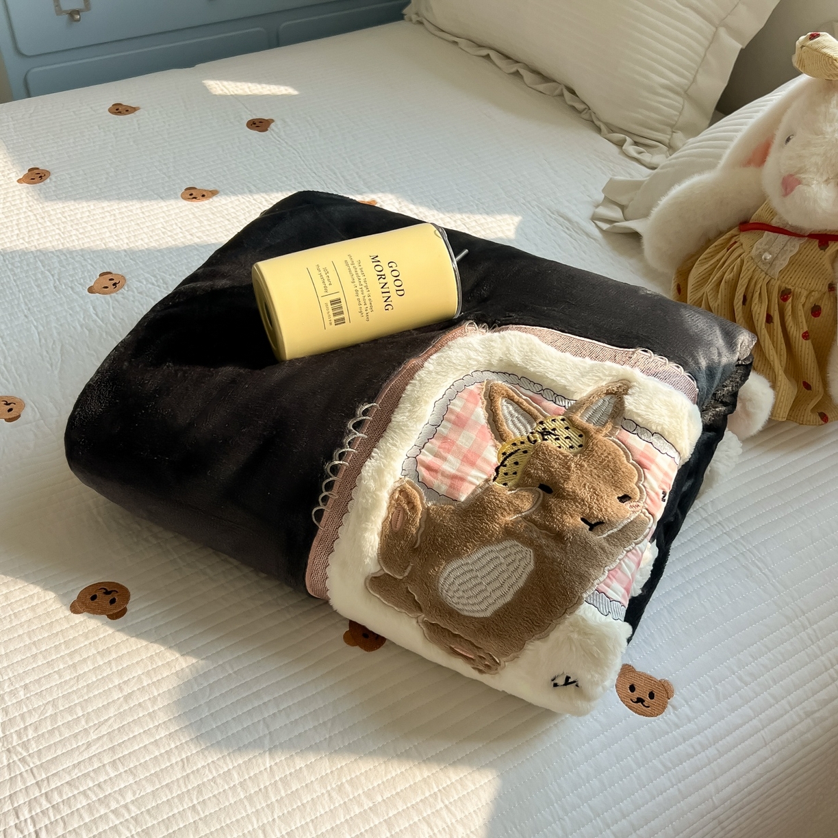 91家纺网 家纺一手货源 找家纺 子钦家纺 2025新款秋冬加厚牛奶绒羊羔绒卡通贴布绣包边毛毯（第二波） 睡觉兔-深灰