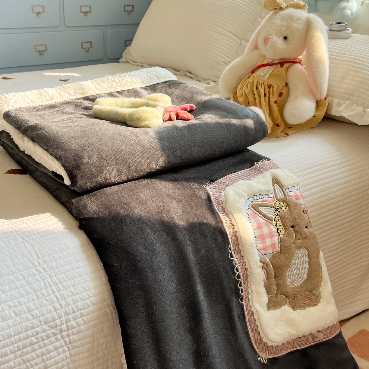91家纺网 家纺一手货源 找家纺 子钦家纺 2025新款秋冬加厚牛奶绒羊羔绒卡通贴布绣包边毛毯（第二波） 睡觉兔-深灰