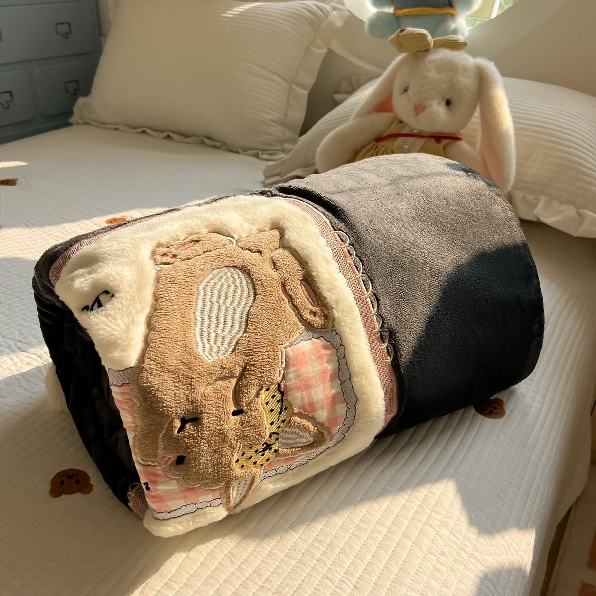 91家纺网 家纺一手货源 找家纺 子钦家纺 2025新款秋冬加厚牛奶绒羊羔绒卡通贴布绣包边毛毯（第二波） 睡觉兔-深灰