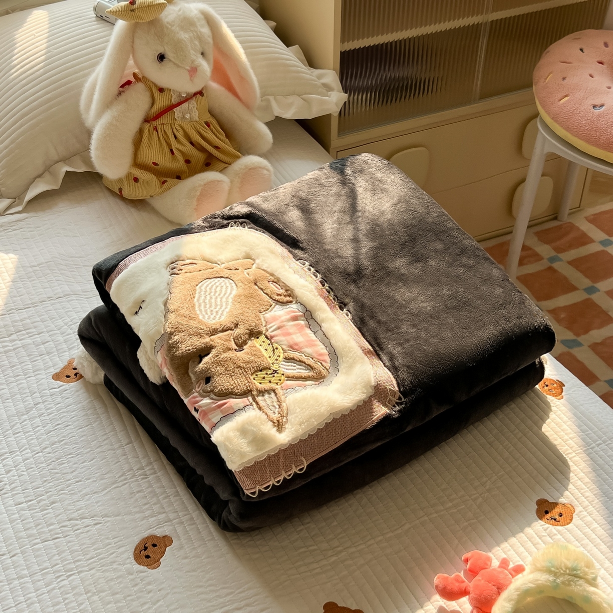 91家纺网 家纺一手货源 找家纺 子钦家纺 2025新款秋冬加厚牛奶绒羊羔绒卡通贴布绣包边毛毯（第二波） 睡觉兔-深灰