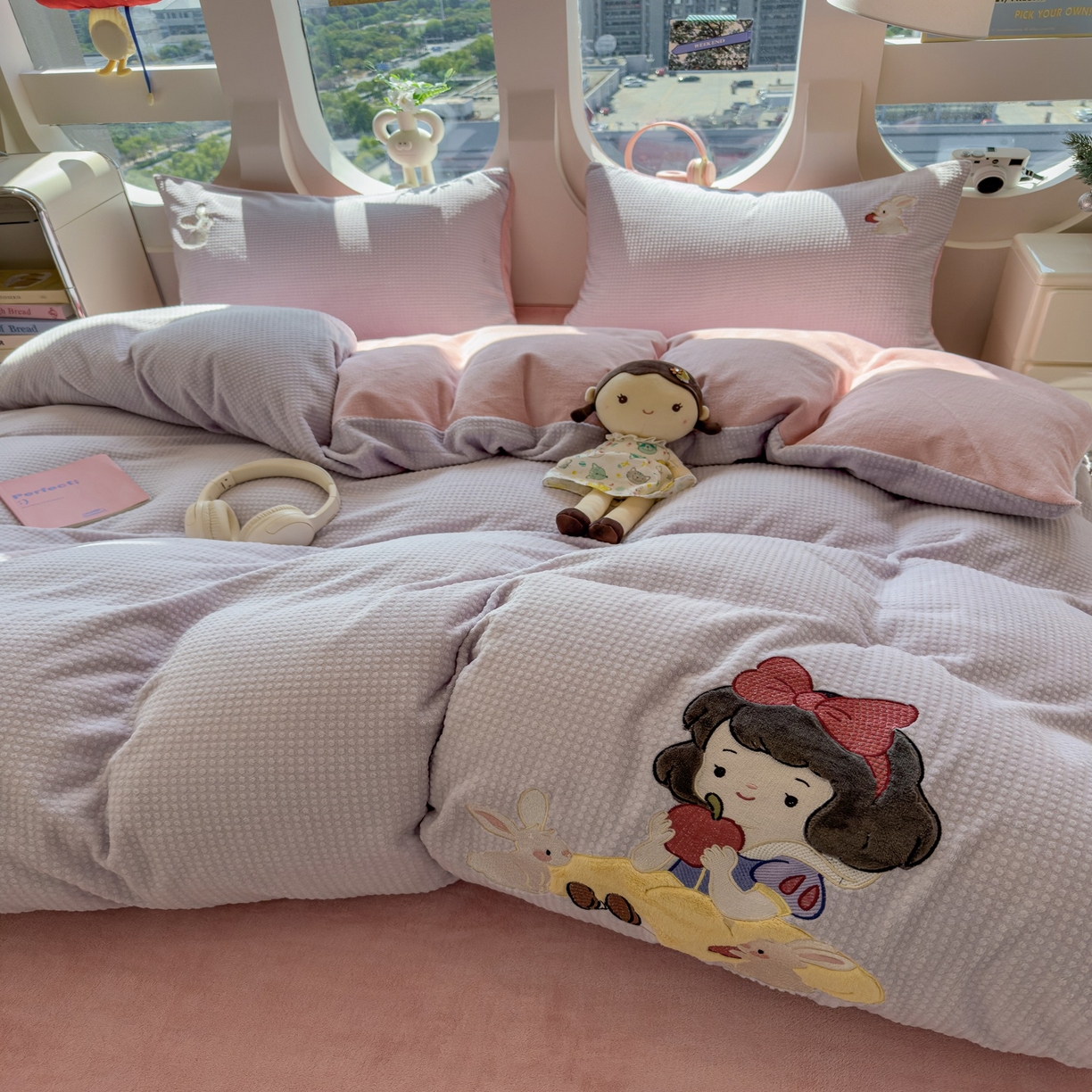 91家纺网 家纺一手货源 找家纺 （总）凯罗 2025秋冬牛奶绒绣花四件套