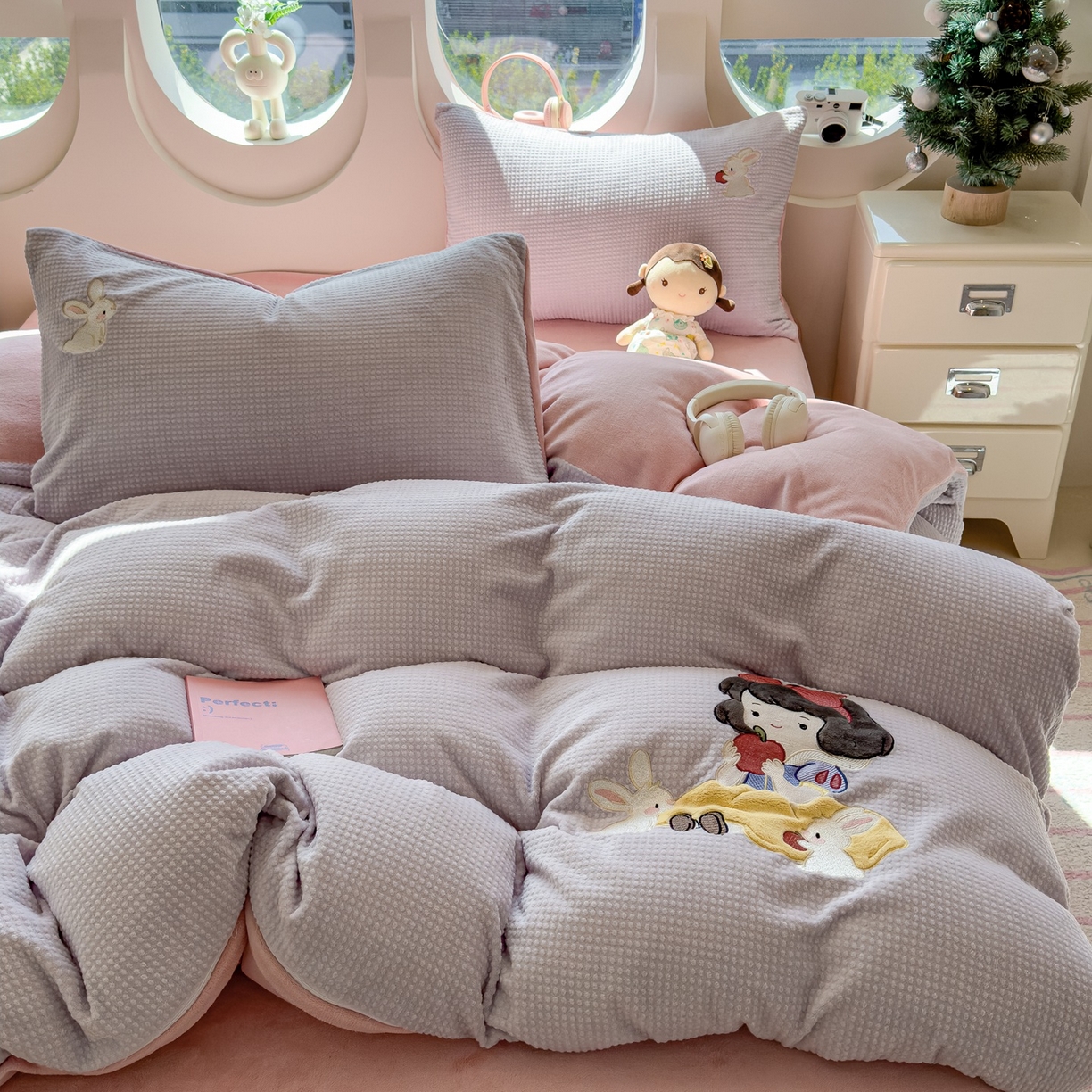 91家纺网 家纺一手货源 找家纺 （总）凯罗 2025秋冬牛奶绒绣花四件套