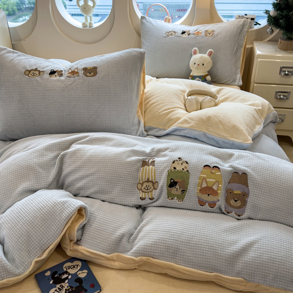 91家纺网 家纺一手货源 找家纺 凯罗 2025秋冬牛奶绒绣花四件套 趴趴乐园