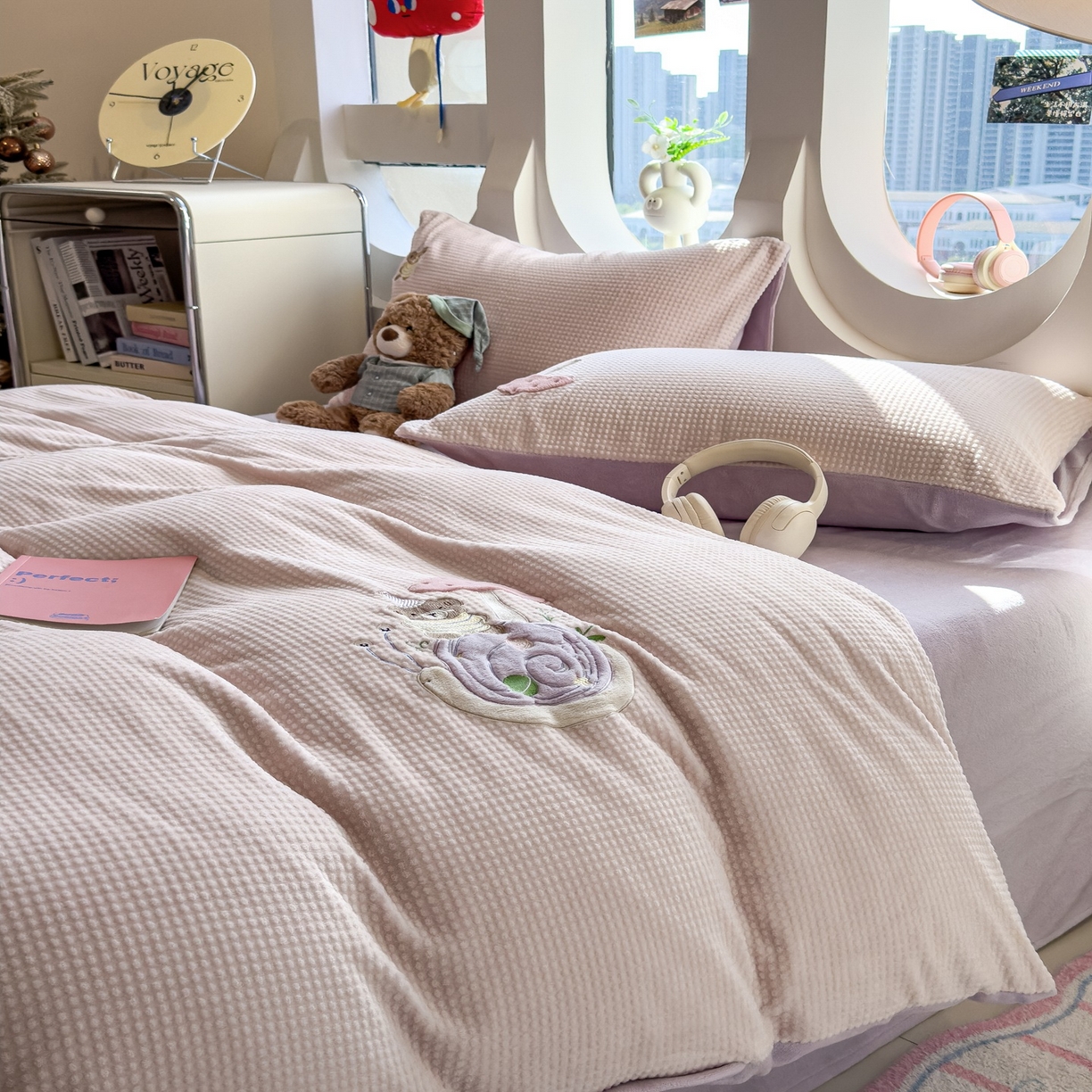 91家纺网 家纺一手货源 找家纺 凯罗 2025秋冬牛奶绒绣花四件套 骑着蜗牛去上学