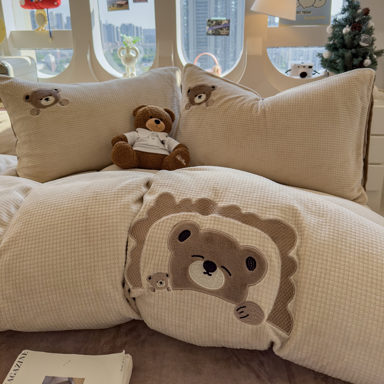 91家纺网 家纺一手货源 找家纺 凯罗 2025秋冬牛奶绒绣花四件套 贪睡小熊