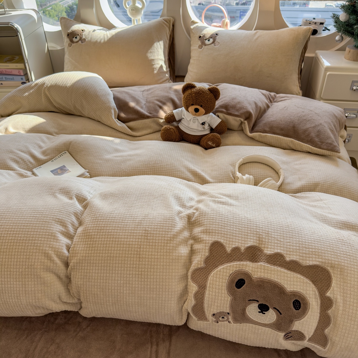 91家纺网 家纺一手货源 找家纺 凯罗 2025秋冬牛奶绒绣花四件套 贪睡小熊