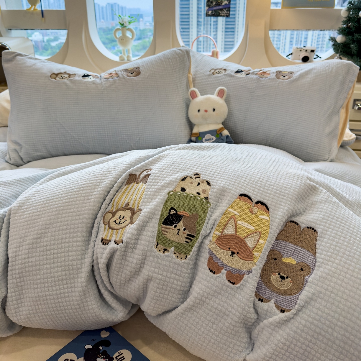 91家纺网 家纺一手货源 找家纺 凯罗 2025秋冬牛奶绒绣花四件套 趴趴乐园