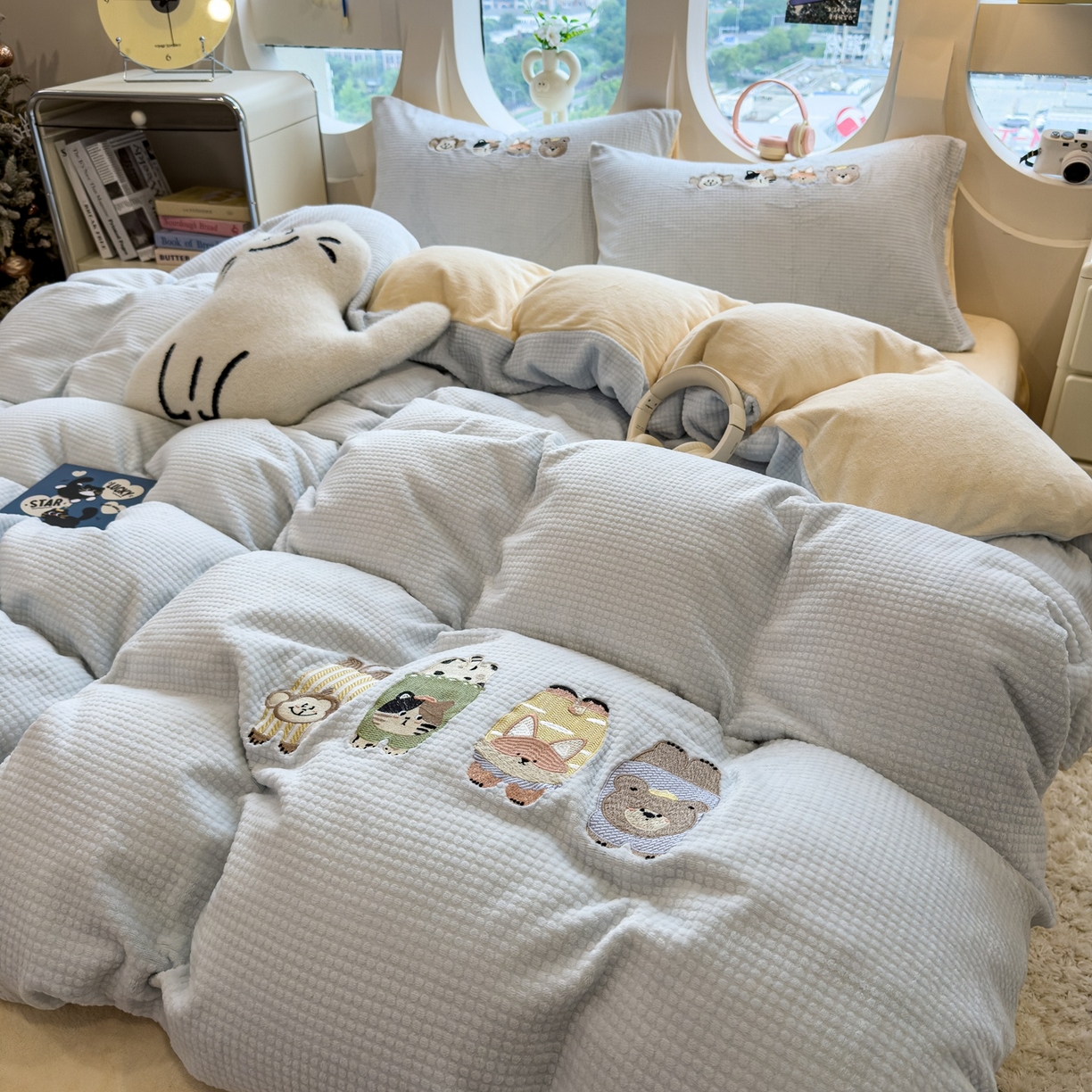 91家纺网 家纺一手货源 找家纺 凯罗 2025秋冬牛奶绒绣花四件套 趴趴乐园