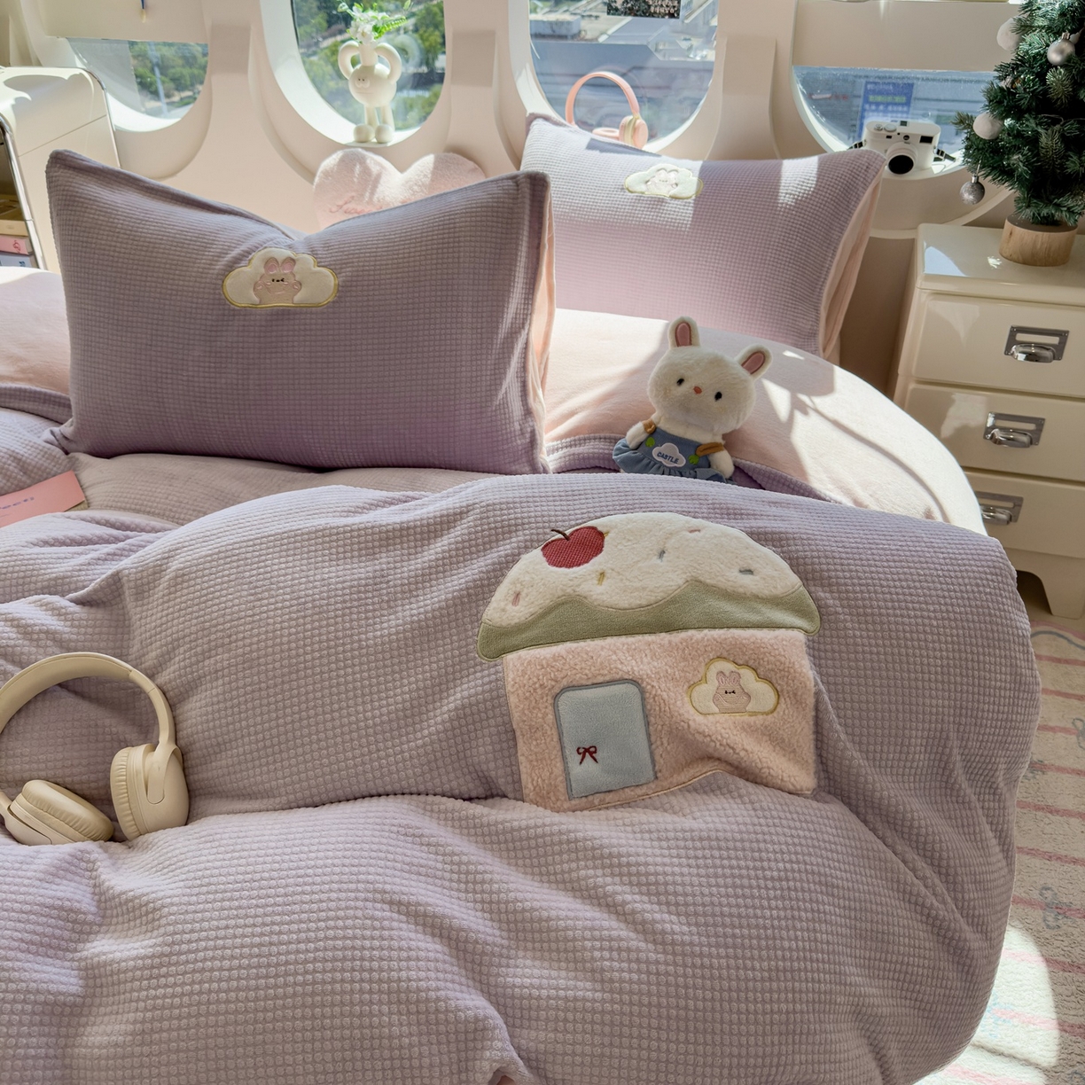 91家纺网 家纺一手货源 找家纺 凯罗 2025秋冬牛奶绒绣花四件套 奶油小屋