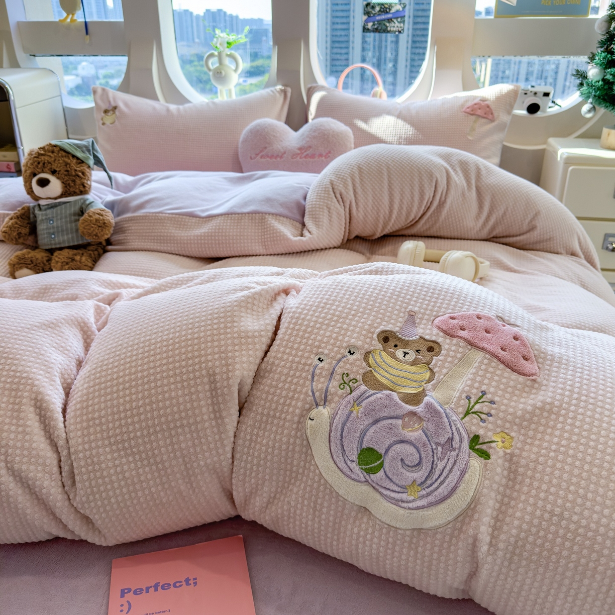 91家纺网 家纺一手货源 找家纺 凯罗 2025秋冬牛奶绒绣花四件套 骑着蜗牛去上学