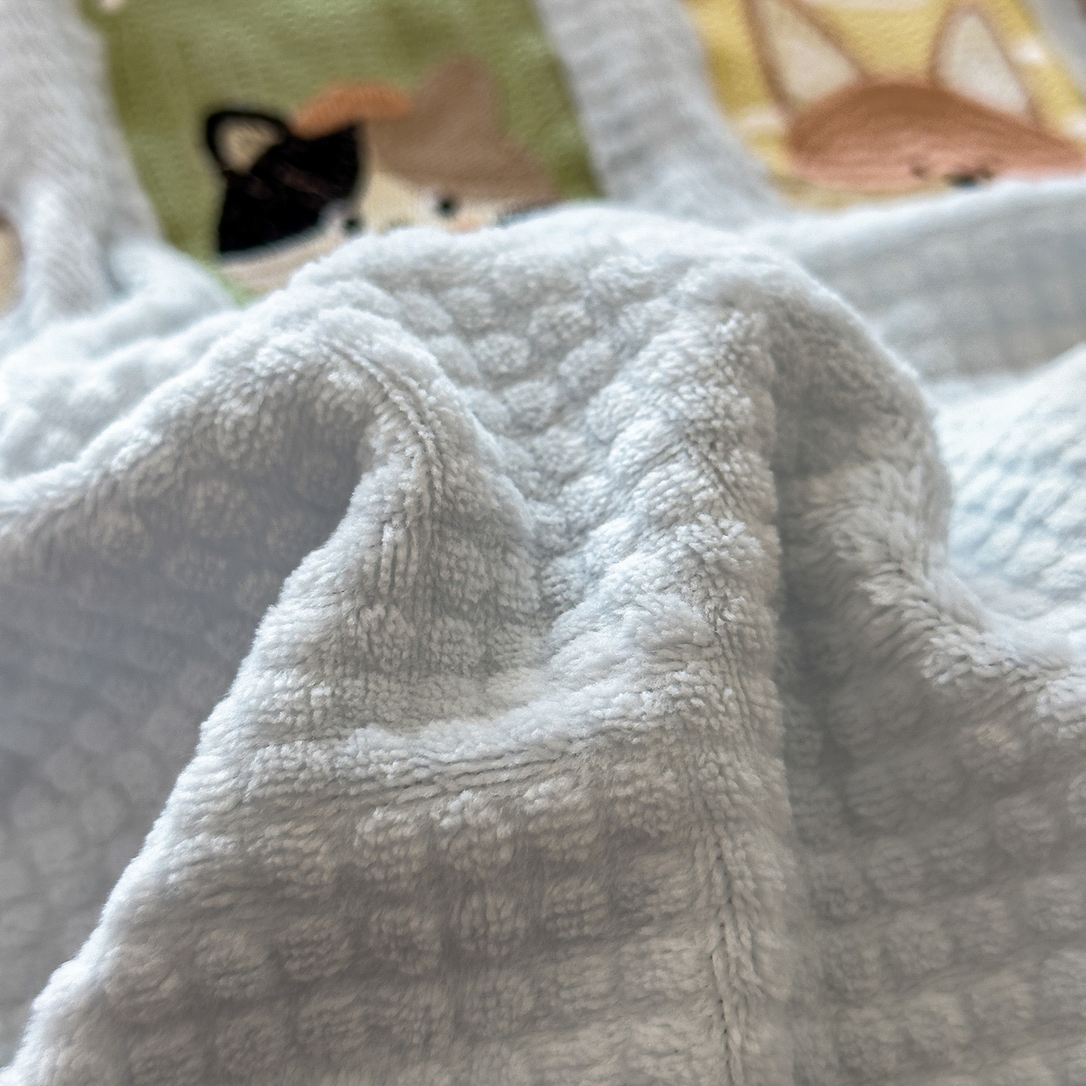 91家纺网 家纺一手货源 找家纺 凯罗 2025秋冬牛奶绒绣花四件套 趴趴乐园