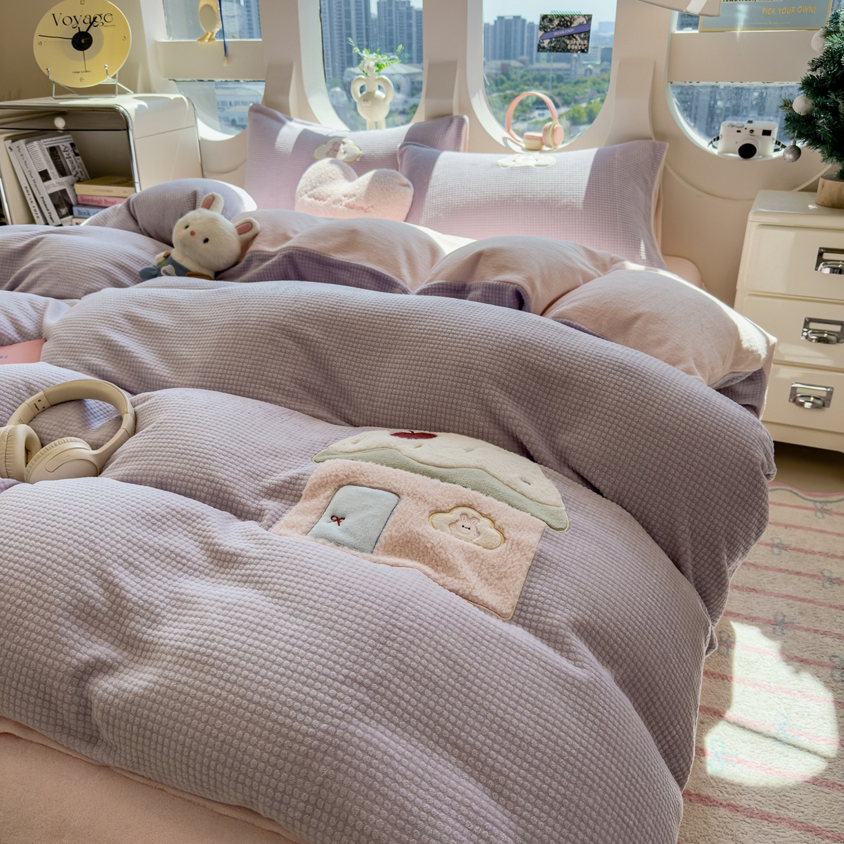 91家纺网 家纺一手货源 找家纺 凯罗 2025秋冬牛奶绒绣花四件套 奶油小屋