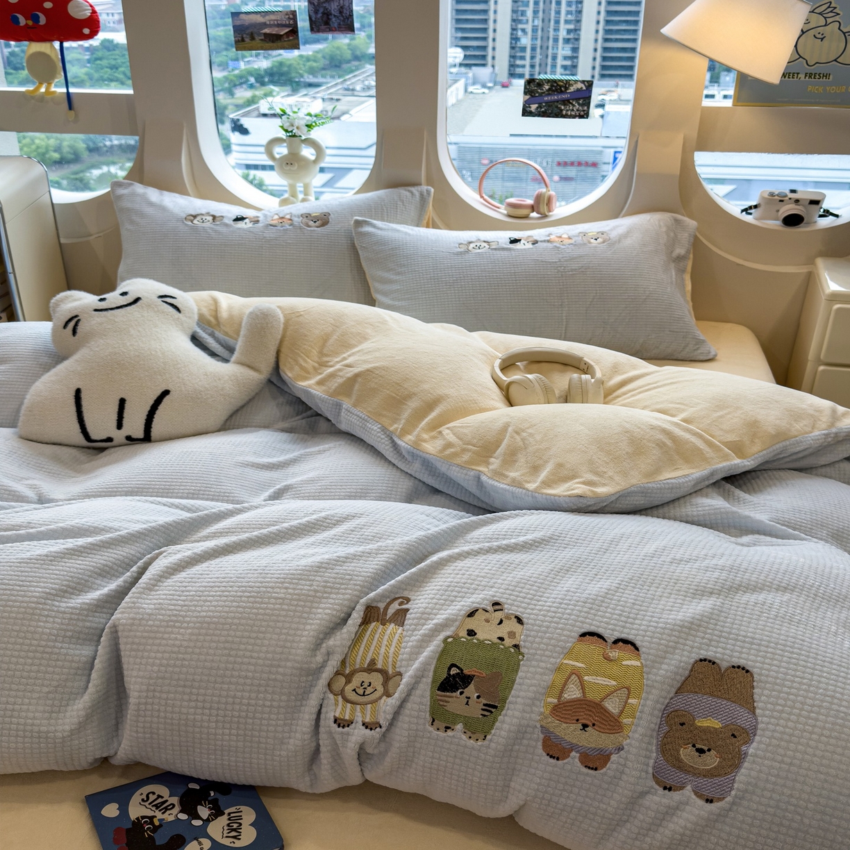 91家纺网 家纺一手货源 找家纺 凯罗 2025秋冬牛奶绒绣花四件套 趴趴乐园