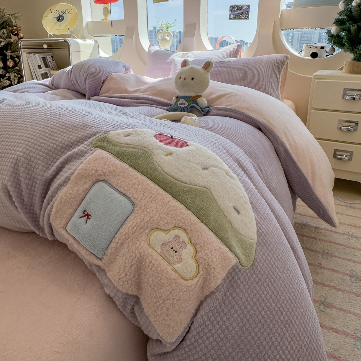 91家纺网 家纺一手货源 找家纺 凯罗 2025秋冬牛奶绒绣花四件套 奶油小屋