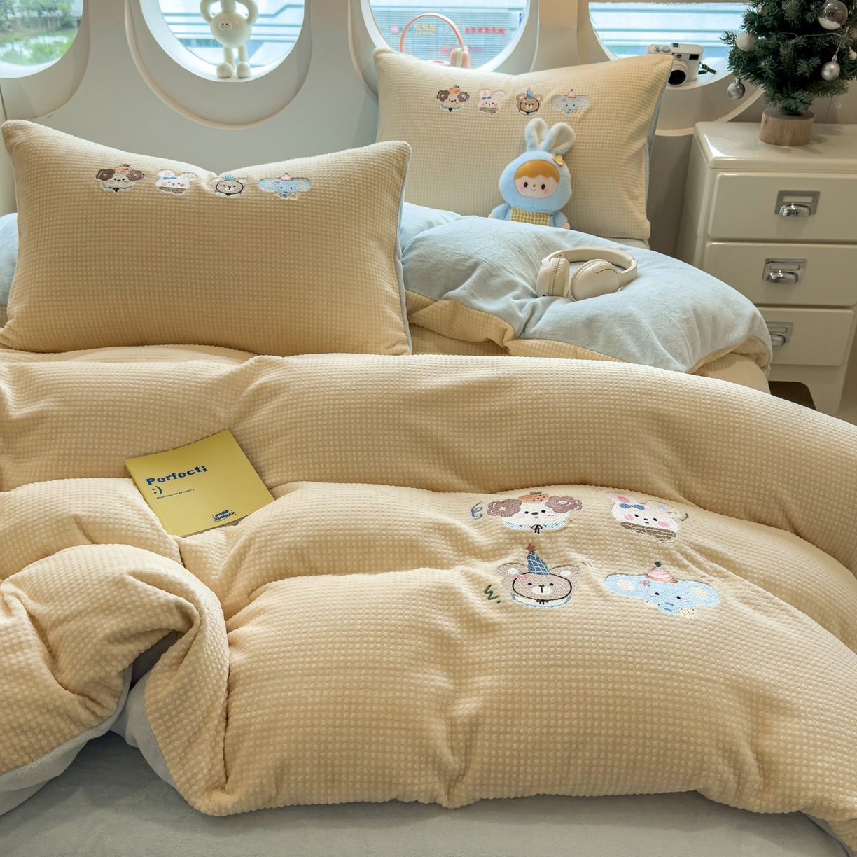 91家纺网 家纺一手货源 找家纺 凯罗 2025秋冬牛奶绒绣花四件套 萌宠大头贴