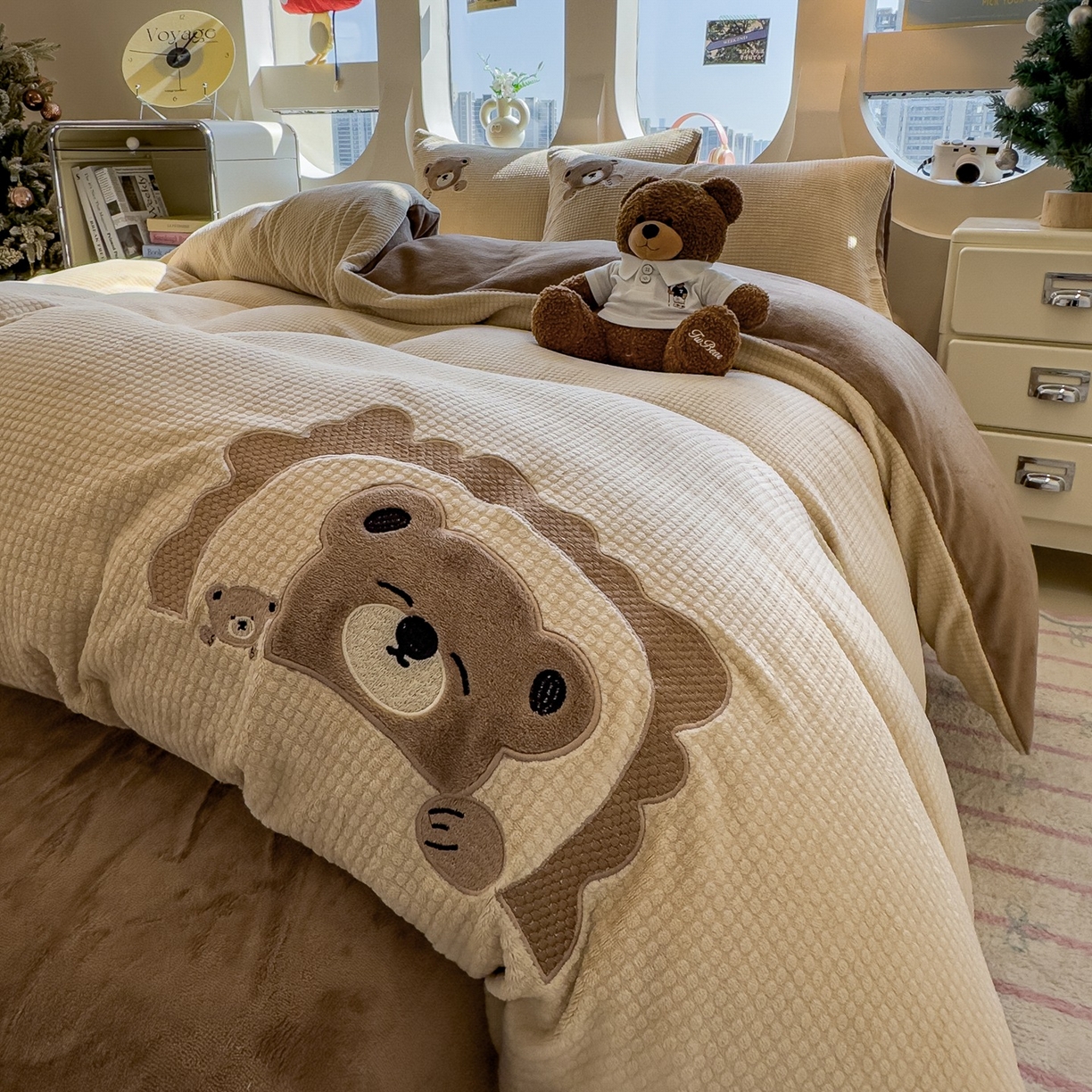 91家纺网 家纺一手货源 找家纺 凯罗 2025秋冬牛奶绒绣花四件套 贪睡小熊