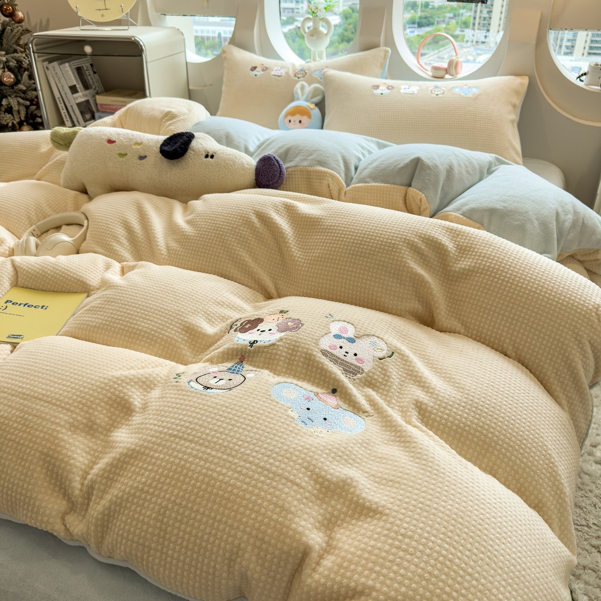 91家纺网 家纺一手货源 找家纺 凯罗 2025秋冬牛奶绒绣花四件套 萌宠大头贴