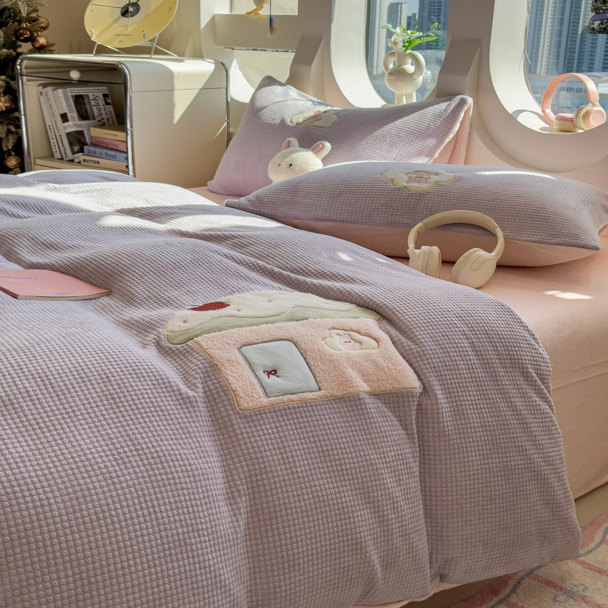 91家纺网 家纺一手货源 找家纺 凯罗 2025秋冬牛奶绒绣花四件套 奶油小屋