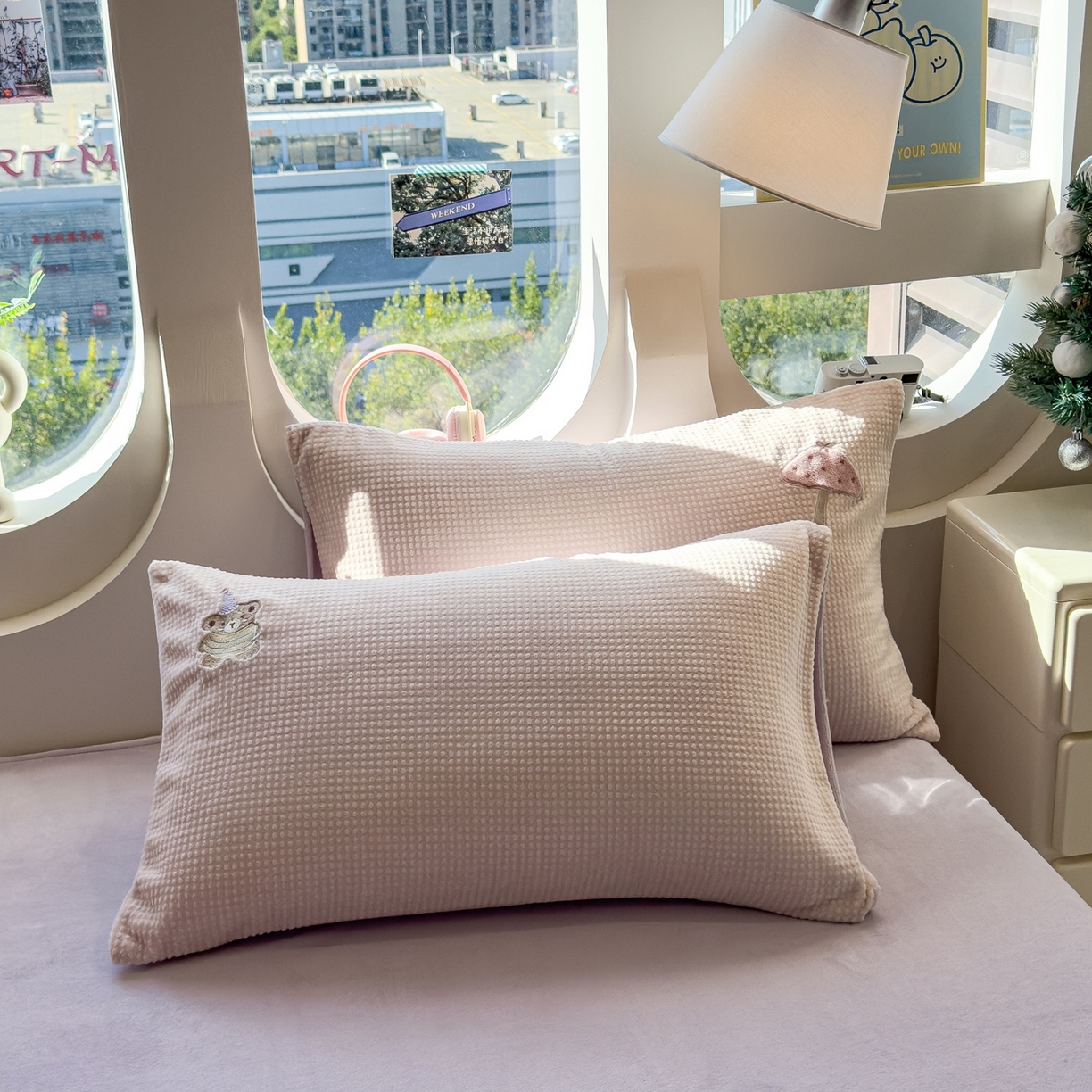 91家纺网 家纺一手货源 找家纺 凯罗 2025秋冬牛奶绒绣花四件套 骑着蜗牛去上学