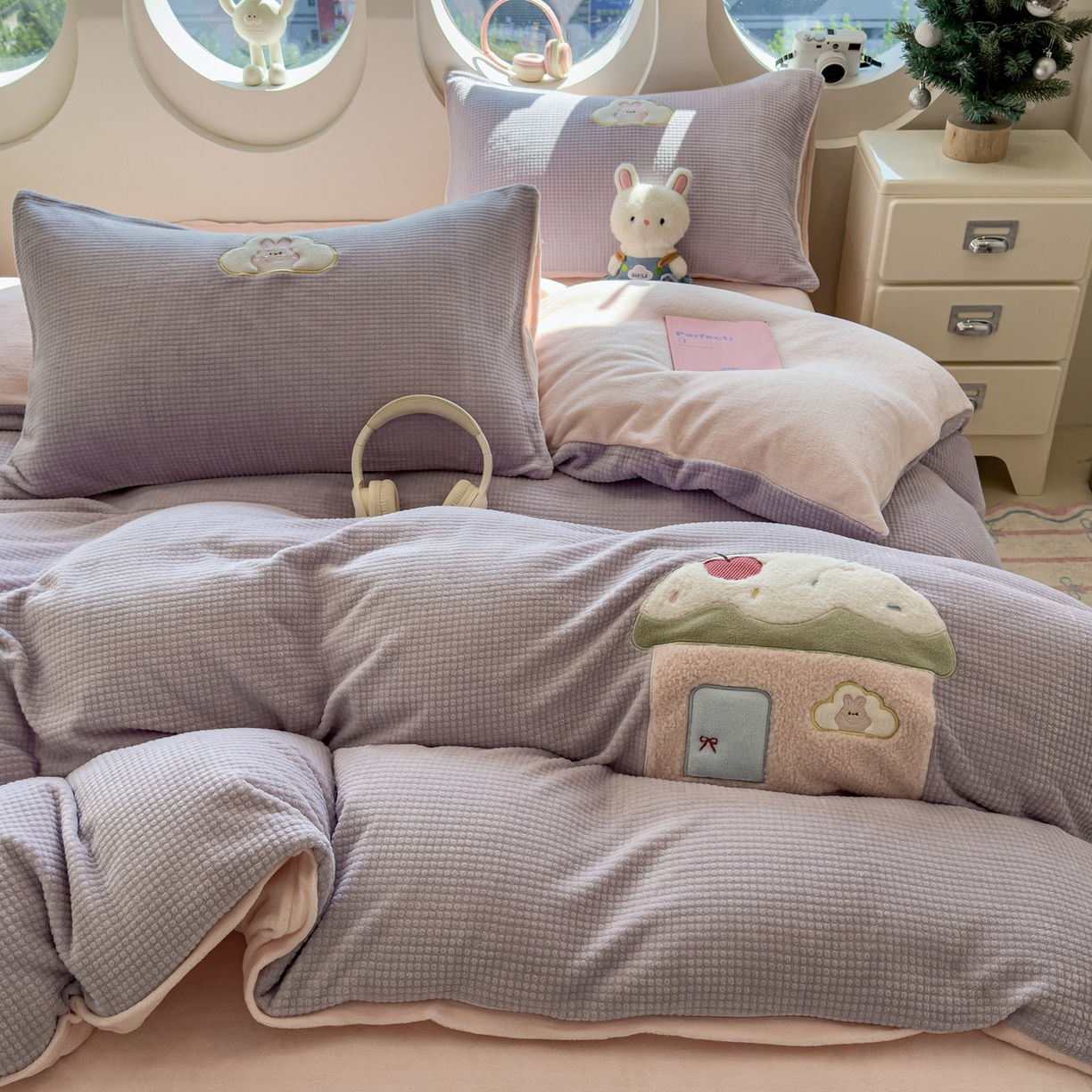 91家纺网 家纺一手货源 找家纺 凯罗 2025秋冬牛奶绒绣花四件套 奶油小屋