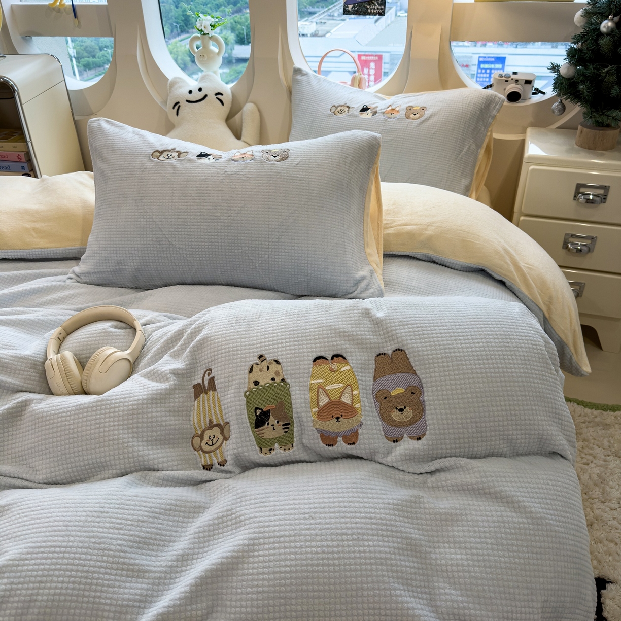 91家纺网 家纺一手货源 找家纺 凯罗 2025秋冬牛奶绒绣花四件套 趴趴乐园