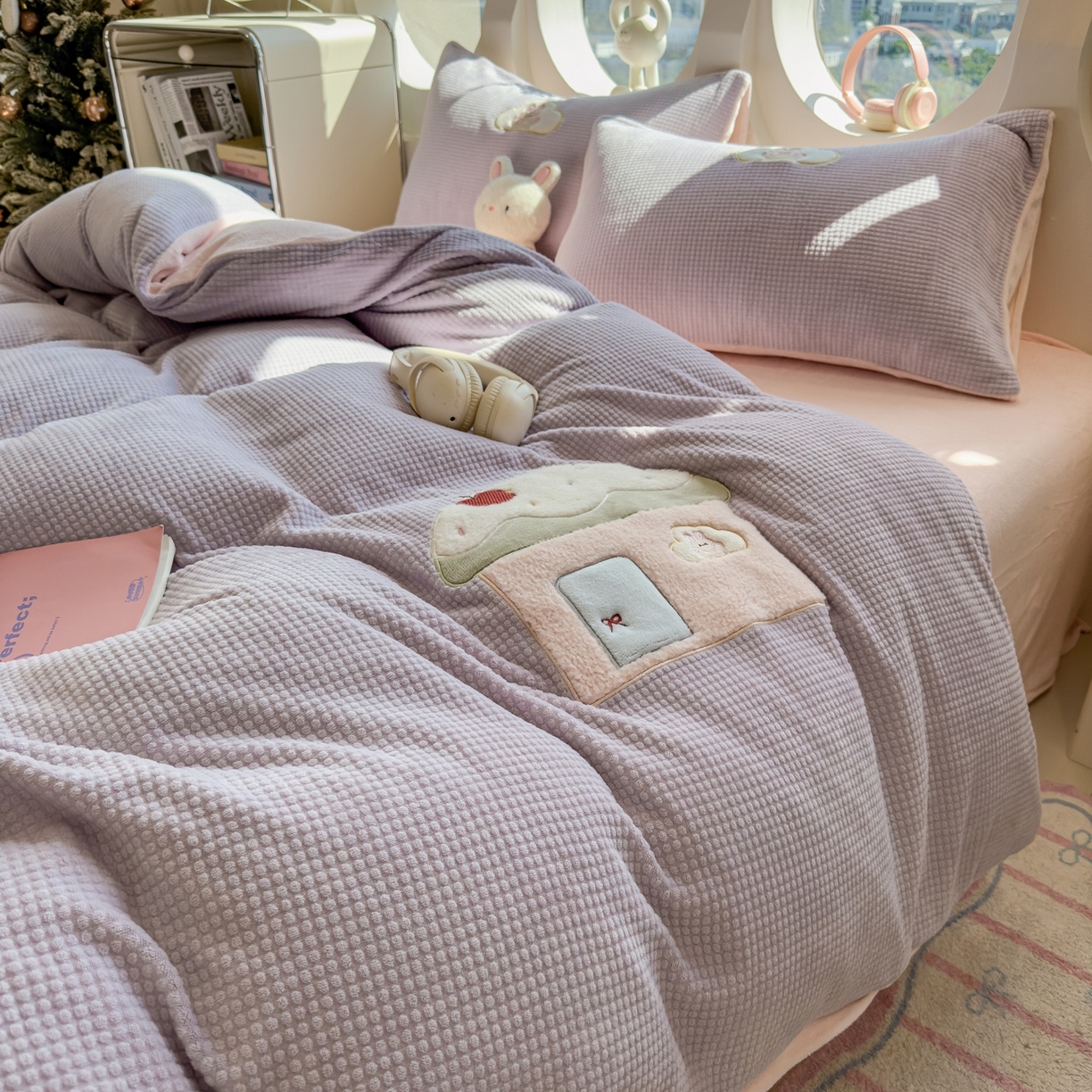 91家纺网 家纺一手货源 找家纺 凯罗 2025秋冬牛奶绒绣花四件套 奶油小屋