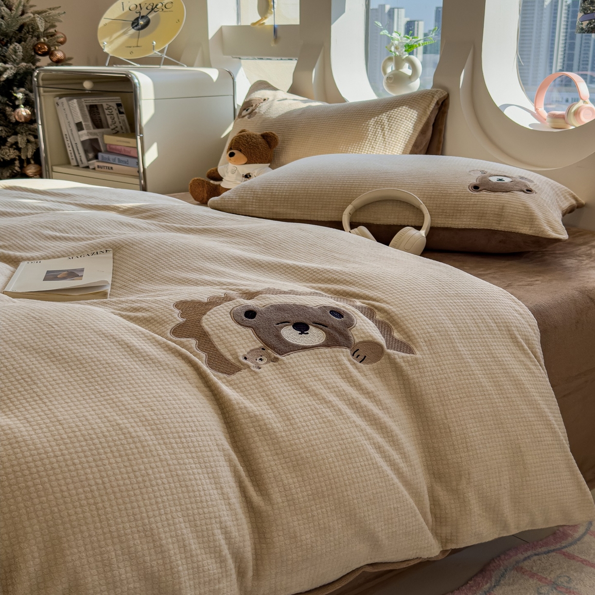 91家纺网 家纺一手货源 找家纺 凯罗 2025秋冬牛奶绒绣花四件套 贪睡小熊