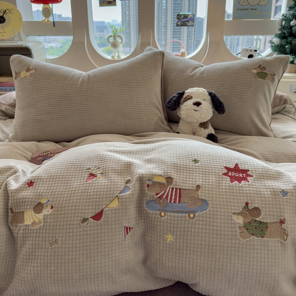 91家纺网 家纺一手货源 找家纺 凯罗 2025秋冬牛奶绒绣花四件套 狗狗运动会