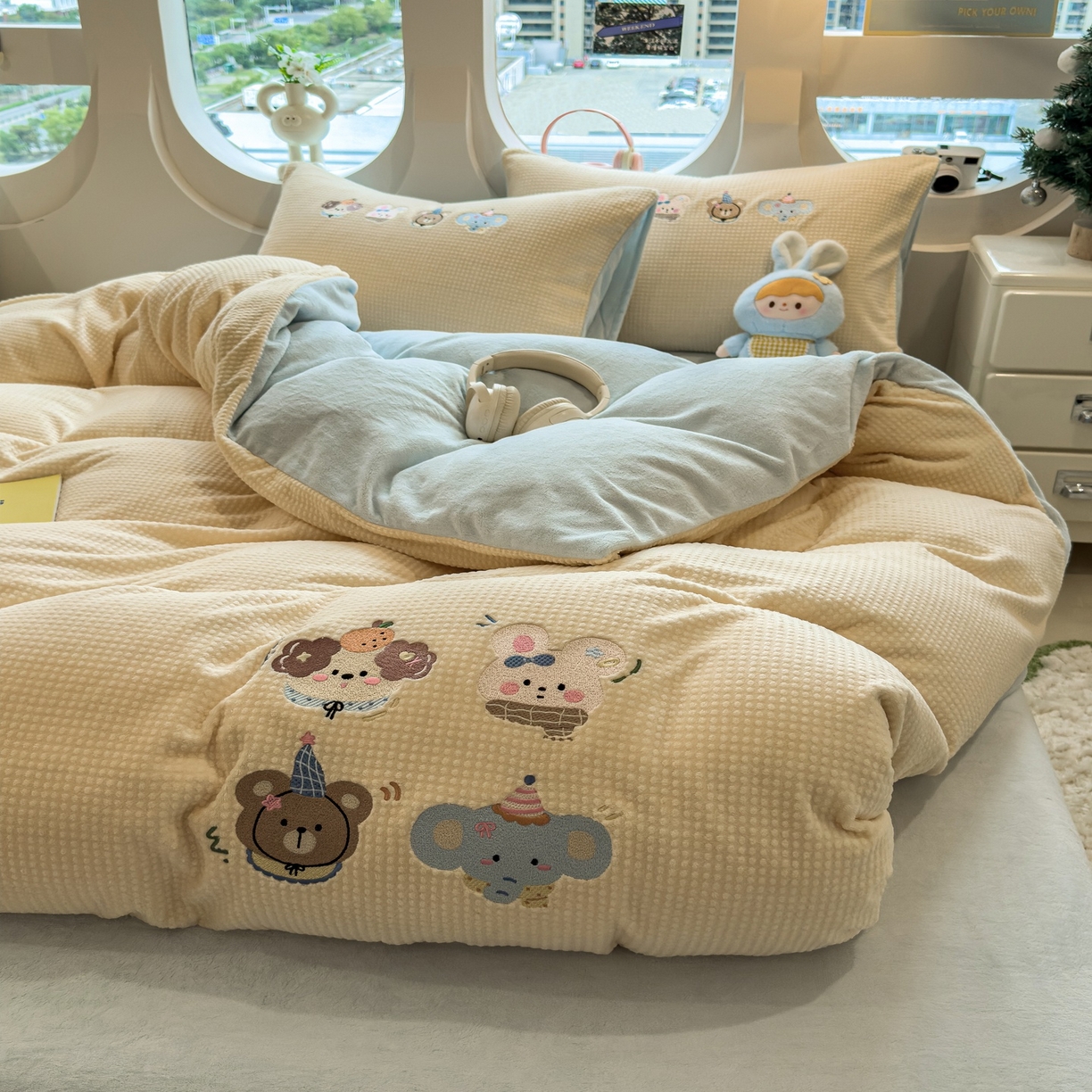 91家纺网 家纺一手货源 找家纺 凯罗 2025秋冬牛奶绒绣花四件套 萌宠大头贴