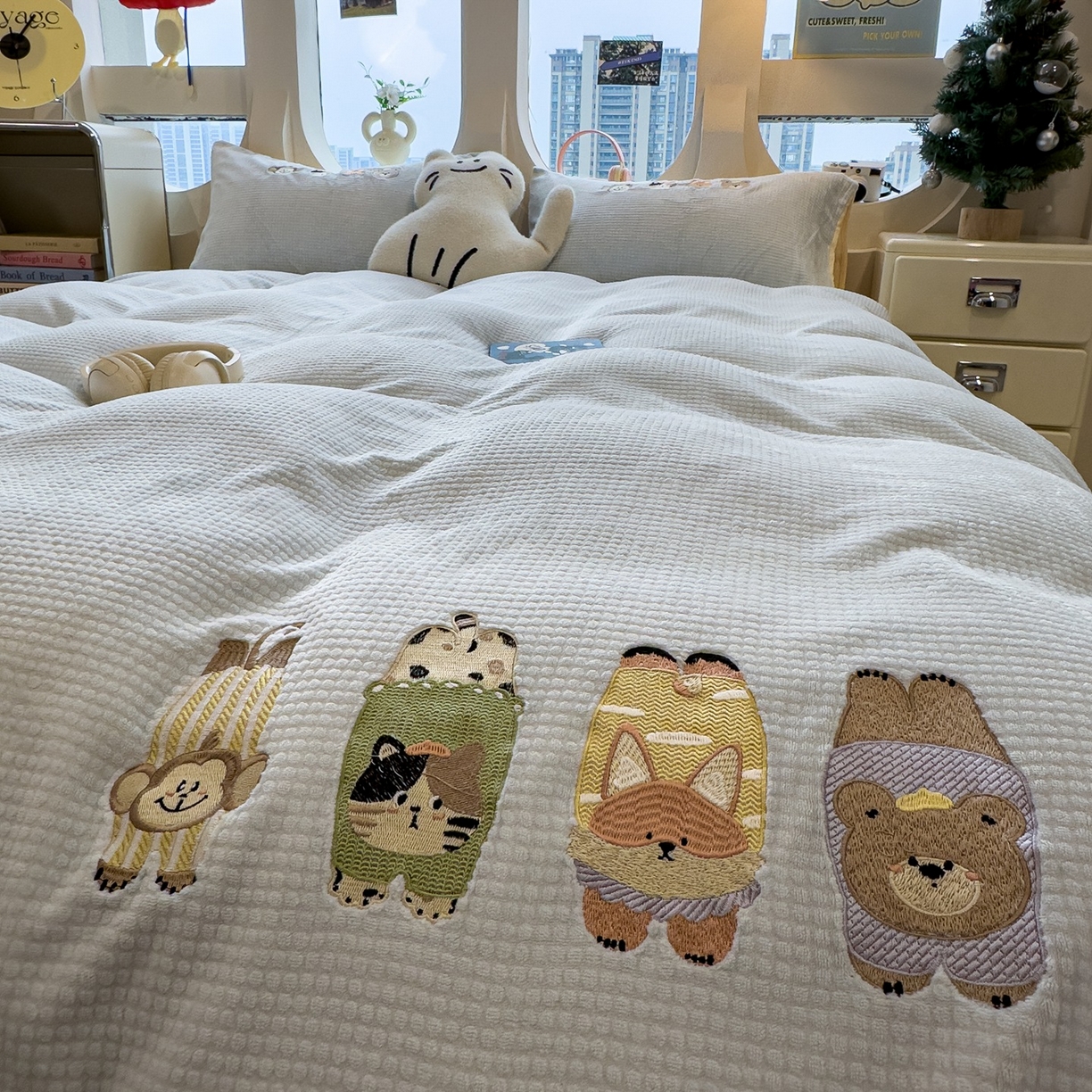 91家纺网 家纺一手货源 找家纺 凯罗 2025秋冬牛奶绒绣花四件套 趴趴乐园