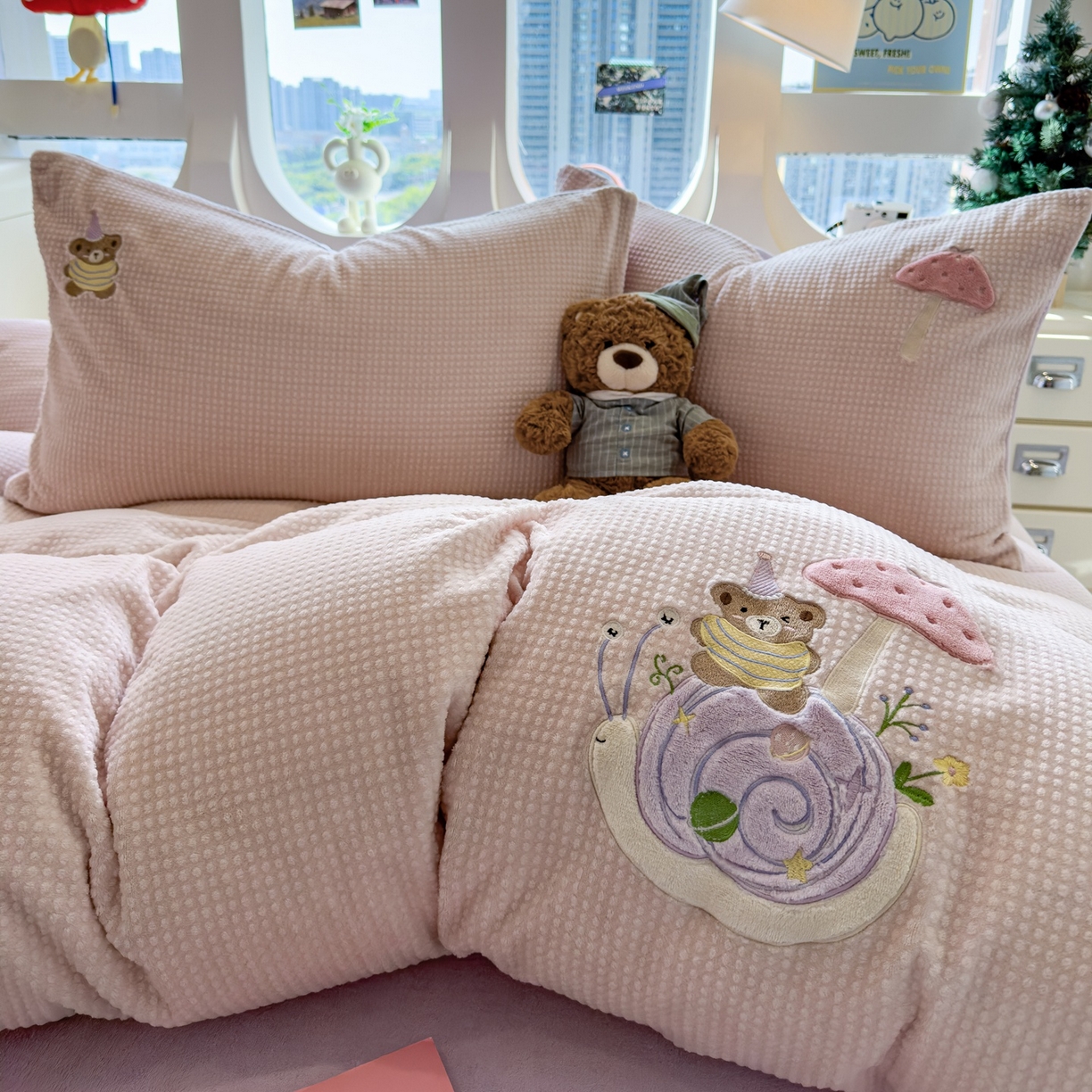 91家纺网 家纺一手货源 找家纺 凯罗 2025秋冬牛奶绒绣花四件套 骑着蜗牛去上学