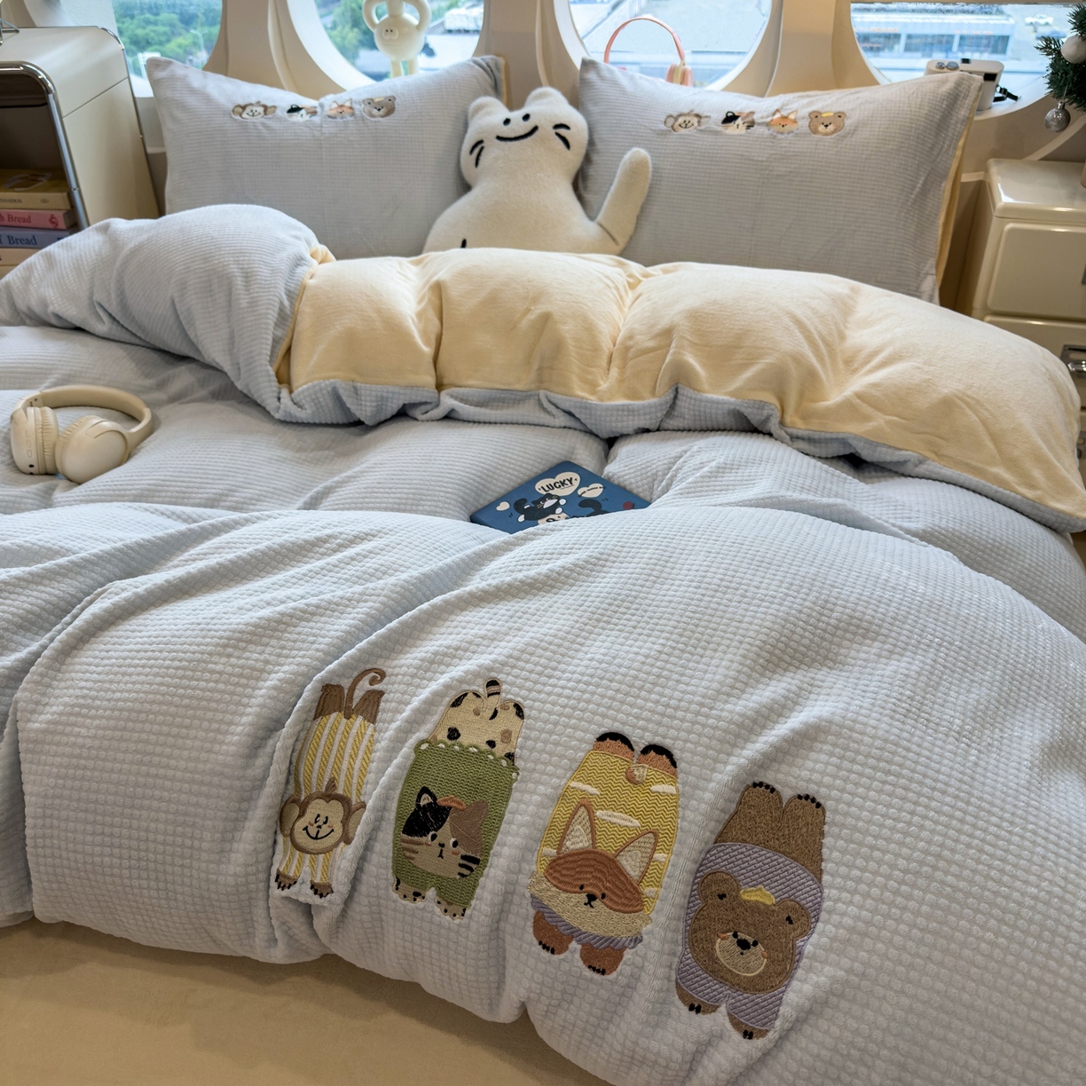 91家纺网 家纺一手货源 找家纺 凯罗 2025秋冬牛奶绒绣花四件套 趴趴乐园