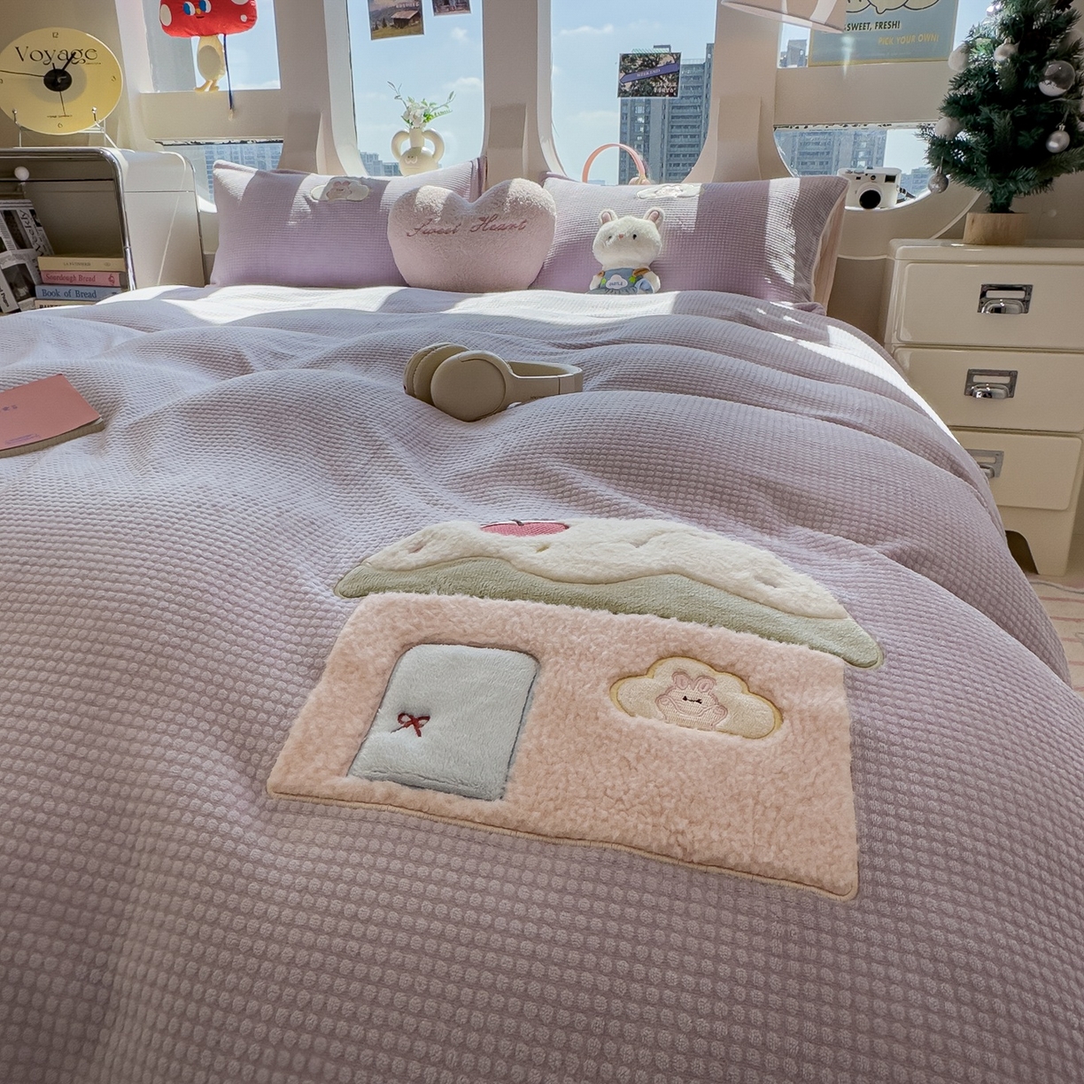 91家纺网 家纺一手货源 找家纺 凯罗 2025秋冬牛奶绒绣花四件套 奶油小屋