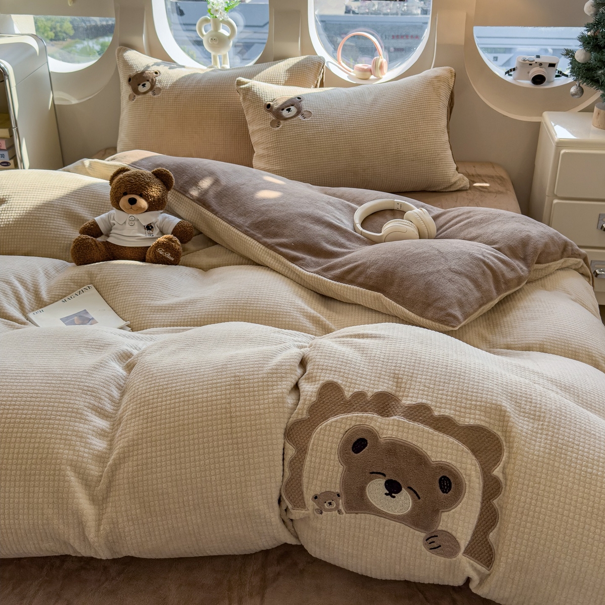 91家纺网 家纺一手货源 找家纺 凯罗 2025秋冬牛奶绒绣花四件套 贪睡小熊