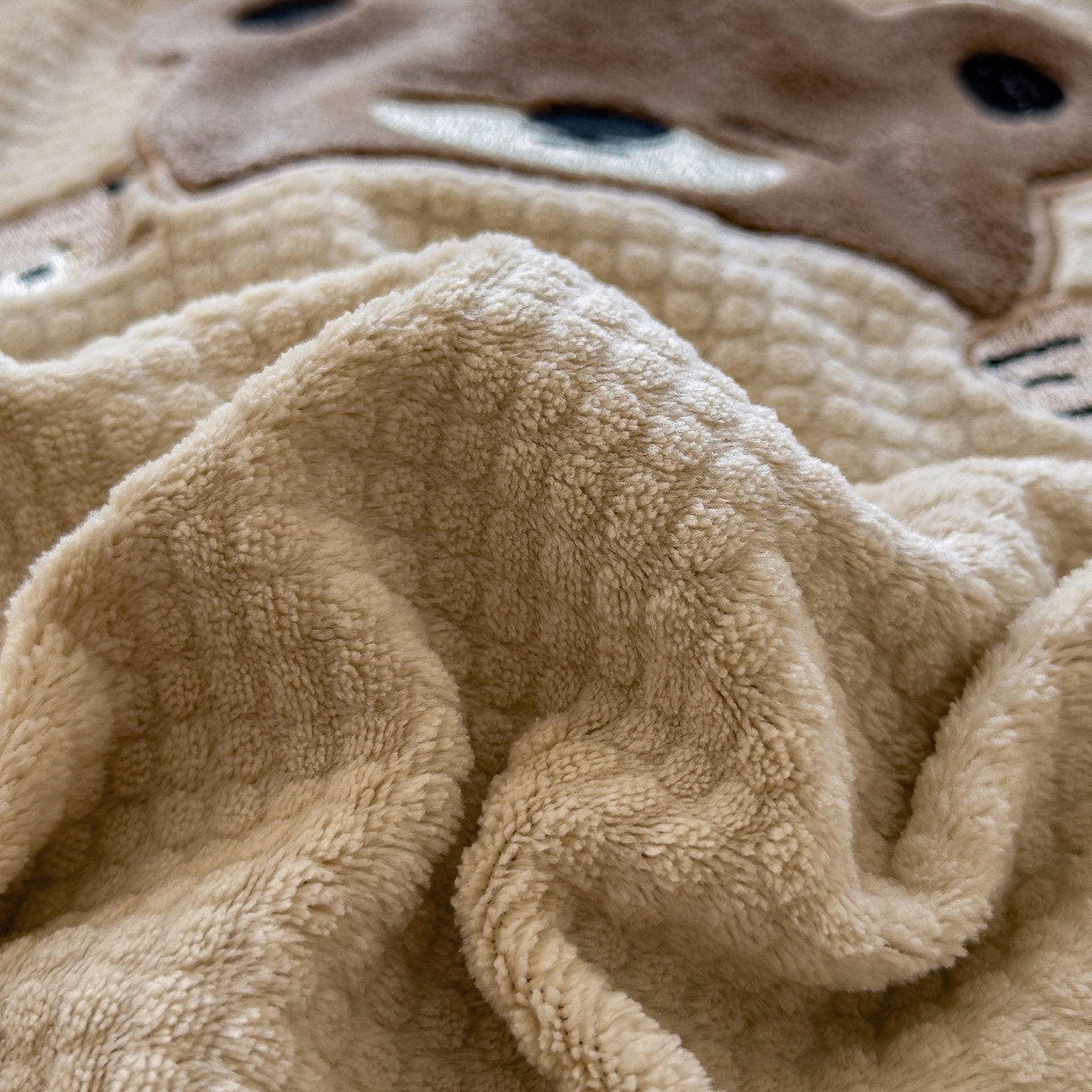 91家纺网 家纺一手货源 找家纺 凯罗 2025秋冬牛奶绒绣花四件套 贪睡小熊